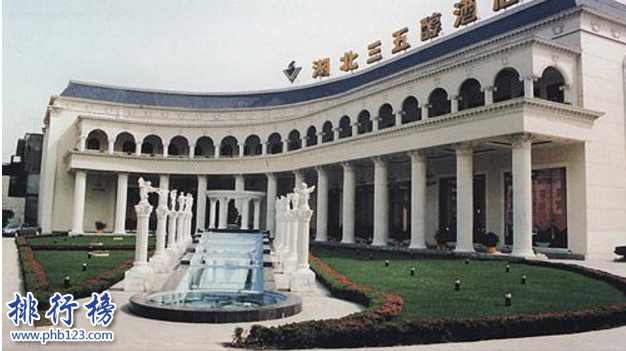 　　导语：武汉餐饮美食众多，其中有一些老字号的酒楼经历多年的发展如今成为武汉知名的餐饮名店，那么你知道是哪些店面吗?今天排行榜123网小编为大家盘点了武汉餐饮十大名店，一起来看看哪些饭店上榜了。  　　武汉餐饮十大名店  　　1.武汉市亢龙太子酒轩有限责任公司  　　2.湖北三五醇食品有限公司  　　3.武汉湖锦娱乐发展有限公司  　　4.武汉市小蓝鲸酒店管理有限公司  　　5.武汉艳阳天商贸发展有限公司  　　6.卢大师酒店管理有限公司  　　7.武汉市醉江月饮食服务有限公司  　　8.武汉凯威啤酒屋有限责任公司  　　9.武汉人家商贸发展有限公司  　　10.武汉市青山区梦天湖娱乐有限责任公司  　　十、武汉阳光大酒店  　　鄂州阳光大酒店属于梦天湖娱乐有限责任公司旗下餐饮品牌，是一家老牌的餐饮名店，酒店聘请很多知名的大厨以及优秀的服务团队为客户提供专业优质的服务赢得广大市民的认可和赞誉。  　　九、武汉人家酒楼  　　武汉人家酒楼属于武汉人家商贸发展有限公司旗下餐饮品牌名店，地址位于洪山区武昌徐东友谊大道996号成立于2000年在武汉有多家店面凭借优质的服务和美味的菜品赢得客户的好口碑。  　　八、武汉凯威啤酒屋  　　武汉凯威啤酒屋成立于1999年是一家特色的餐饮名店，地址位于江岸区永清小路20号5层主要经营范围有中餐、火锅、快餐、小吃饮料等食品为客户提供优质的服务受到广大市民的欢迎现在店面已经遍及全国各地实力越来越雄厚。  　　七、醉江月酒楼  　　武汉市醉江月饮食服务有限公司旗下餐饮品牌醉江月酒楼是一家老字号的餐饮名店，也是武汉餐饮十大名店之一酒店地址位于青山区仁和路大洲村青城华府商业街拥有很多优秀的名厨推出很多美味可口的菜肴特别适合聚会、大型婚宴等。  　　六、卢大师酒店  　　武汉卢大师酒店管理有限公司成立于2001年是由著名烹饪大师卢永良先生创立的一家老字号餐饮名店，主要以湖北菜为主推出了红焖武昌鱼、砂钵鱼糕圆子等特色菜肴吸引了很多客户的光顾，如今已发展成为全国著名餐饮品牌。  　　五、艳阳天酒家旅店  　　武汉艳阳天商贸发展有限公司成立于1995年是一家老字号的餐饮连锁酒店，在武汉市有9家酒家旅店聘请了很多优秀的厨师推出很多特色的美味佳肴吸引了很多食客的光顾，曾获的中国餐饮名店的荣誉。  　　四、小蓝鲸酒店  　　武汉市小蓝鲸酒店管理有限公司是一家中式餐饮名店，公司发展近20年分别在内蒙古、河南等地开有21家连锁餐饮店，凭借诚信为本的经营原则以及特色的美味菜品赢得无数食客的好口碑是武汉餐饮十大名店之一以健康餐饮为核心成为湖北风味特色名店。  　　三、湖锦酒店  　　武汉湖锦娱乐发展有限公司成立于于1996年是一家中式餐饮名店，在武汉市有多家营业酒楼特色是以鄂菜、湖南菜、粤菜为主推出很多美味的菜肴在武汉市名气很大生意火爆是朋友聚会、商务宴请以及大型酒宴的最佳选择。  　　二、三五醇酒店  　　三五醇酒店创于1992年是一家实力雄厚的餐饮名店，在武汉市有多家分店推出很多美味食品其中包括片皮鸭、滑炒美味水晶虾、白玉雪梅凉、铁板牛肉等招牌菜菜品口感和质量都不错，是朋友聚会的最佳选择。  　　一、亢龙太子酒轩  　　亢龙太子酒轩创立于1991年已经发展了20几年的时间赢得广大市民的良好口碑成为餐饮行业的知名企业，在武汉餐饮十大名店中知名度最高在武汉市有多家营业店面。主要特色菜品有蒜香排骨、辣的跳、葱烧武昌鱼、手抓骨等招牌菜。  　　结语：以上就是排行榜 23网小编为大家盘点的武汉餐饮十大名店，这些餐饮企业是武汉知名度很高的老字号饭店，以优质的服务和美味的菜品吸引无数食客的光顾。