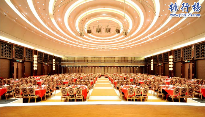 　　导语：武汉餐饮美食众多，其中有一些老字号的酒楼经历多年的发展如今成为武汉知名的餐饮名店，那么你知道是哪些店面吗?今天排行榜123网小编为大家盘点了武汉餐饮十大名店，一起来看看哪些饭店上榜了。  　　武汉餐饮十大名店  　　1.武汉市亢龙太子酒轩有限责任公司  　　2.湖北三五醇食品有限公司  　　3.武汉湖锦娱乐发展有限公司  　　4.武汉市小蓝鲸酒店管理有限公司  　　5.武汉艳阳天商贸发展有限公司  　　6.卢大师酒店管理有限公司  　　7.武汉市醉江月饮食服务有限公司  　　8.武汉凯威啤酒屋有限责任公司  　　9.武汉人家商贸发展有限公司  　　10.武汉市青山区梦天湖娱乐有限责任公司  　　十、武汉阳光大酒店  　　鄂州阳光大酒店属于梦天湖娱乐有限责任公司旗下餐饮品牌，是一家老牌的餐饮名店，酒店聘请很多知名的大厨以及优秀的服务团队为客户提供专业优质的服务赢得广大市民的认可和赞誉。  　　九、武汉人家酒楼  　　武汉人家酒楼属于武汉人家商贸发展有限公司旗下餐饮品牌名店，地址位于洪山区武昌徐东友谊大道996号成立于2000年在武汉有多家店面凭借优质的服务和美味的菜品赢得客户的好口碑。  　　八、武汉凯威啤酒屋  　　武汉凯威啤酒屋成立于1999年是一家特色的餐饮名店，地址位于江岸区永清小路20号5层主要经营范围有中餐、火锅、快餐、小吃饮料等食品为客户提供优质的服务受到广大市民的欢迎现在店面已经遍及全国各地实力越来越雄厚。  　　七、醉江月酒楼  　　武汉市醉江月饮食服务有限公司旗下餐饮品牌醉江月酒楼是一家老字号的餐饮名店，也是武汉餐饮十大名店之一酒店地址位于青山区仁和路大洲村青城华府商业街拥有很多优秀的名厨推出很多美味可口的菜肴特别适合聚会、大型婚宴等。  　　六、卢大师酒店  　　武汉卢大师酒店管理有限公司成立于2001年是由著名烹饪大师卢永良先生创立的一家老字号餐饮名店，主要以湖北菜为主推出了红焖武昌鱼、砂钵鱼糕圆子等特色菜肴吸引了很多客户的光顾，如今已发展成为全国著名餐饮品牌。  　　五、艳阳天酒家旅店  　　武汉艳阳天商贸发展有限公司成立于1995年是一家老字号的餐饮连锁酒店，在武汉市有9家酒家旅店聘请了很多优秀的厨师推出很多特色的美味佳肴吸引了很多食客的光顾，曾获的中国餐饮名店的荣誉。  　　四、小蓝鲸酒店  　　武汉市小蓝鲸酒店管理有限公司是一家中式餐饮名店，公司发展近20年分别在内蒙古、河南等地开有21家连锁餐饮店，凭借诚信为本的经营原则以及特色的美味菜品赢得无数食客的好口碑是武汉餐饮十大名店之一以健康餐饮为核心成为湖北风味特色名店。  　　三、湖锦酒店  　　武汉湖锦娱乐发展有限公司成立于于1996年是一家中式餐饮名店，在武汉市有多家营业酒楼特色是以鄂菜、湖南菜、粤菜为主推出很多美味的菜肴在武汉市名气很大生意火爆是朋友聚会、商务宴请以及大型酒宴的最佳选择。  　　二、三五醇酒店  　　三五醇酒店创于1992年是一家实力雄厚的餐饮名店，在武汉市有多家分店推出很多美味食品其中包括片皮鸭、滑炒美味水晶虾、白玉雪梅凉、铁板牛肉等招牌菜菜品口感和质量都不错，是朋友聚会的最佳选择。  　　一、亢龙太子酒轩  　　亢龙太子酒轩创立于1991年已经发展了20几年的时间赢得广大市民的良好口碑成为餐饮行业的知名企业，在武汉餐饮十大名店中知名度最高在武汉市有多家营业店面。主要特色菜品有蒜香排骨、辣的跳、葱烧武昌鱼、手抓骨等招牌菜。  　　结语：以上就是排行榜 23网小编为大家盘点的武汉餐饮十大名店，这些餐饮企业是武汉知名度很高的老字号饭店，以优质的服务和美味的菜品吸引无数食客的光顾。