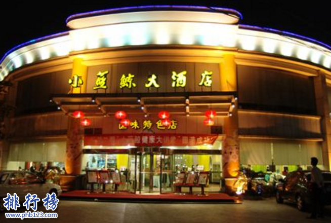 　　导语：武汉餐饮美食众多，其中有一些老字号的酒楼经历多年的发展如今成为武汉知名的餐饮名店，那么你知道是哪些店面吗?今天排行榜123网小编为大家盘点了武汉餐饮十大名店，一起来看看哪些饭店上榜了。  　　武汉餐饮十大名店  　　1.武汉市亢龙太子酒轩有限责任公司  　　2.湖北三五醇食品有限公司  　　3.武汉湖锦娱乐发展有限公司  　　4.武汉市小蓝鲸酒店管理有限公司  　　5.武汉艳阳天商贸发展有限公司  　　6.卢大师酒店管理有限公司  　　7.武汉市醉江月饮食服务有限公司  　　8.武汉凯威啤酒屋有限责任公司  　　9.武汉人家商贸发展有限公司  　　10.武汉市青山区梦天湖娱乐有限责任公司  　　十、武汉阳光大酒店  　　鄂州阳光大酒店属于梦天湖娱乐有限责任公司旗下餐饮品牌，是一家老牌的餐饮名店，酒店聘请很多知名的大厨以及优秀的服务团队为客户提供专业优质的服务赢得广大市民的认可和赞誉。  　　九、武汉人家酒楼  　　武汉人家酒楼属于武汉人家商贸发展有限公司旗下餐饮品牌名店，地址位于洪山区武昌徐东友谊大道996号成立于2000年在武汉有多家店面凭借优质的服务和美味的菜品赢得客户的好口碑。  　　八、武汉凯威啤酒屋  　　武汉凯威啤酒屋成立于1999年是一家特色的餐饮名店，地址位于江岸区永清小路20号5层主要经营范围有中餐、火锅、快餐、小吃饮料等食品为客户提供优质的服务受到广大市民的欢迎现在店面已经遍及全国各地实力越来越雄厚。  　　七、醉江月酒楼  　　武汉市醉江月饮食服务有限公司旗下餐饮品牌醉江月酒楼是一家老字号的餐饮名店，也是武汉餐饮十大名店之一酒店地址位于青山区仁和路大洲村青城华府商业街拥有很多优秀的名厨推出很多美味可口的菜肴特别适合聚会、大型婚宴等。  　　六、卢大师酒店  　　武汉卢大师酒店管理有限公司成立于2001年是由著名烹饪大师卢永良先生创立的一家老字号餐饮名店，主要以湖北菜为主推出了红焖武昌鱼、砂钵鱼糕圆子等特色菜肴吸引了很多客户的光顾，如今已发展成为全国著名餐饮品牌。  　　五、艳阳天酒家旅店  　　武汉艳阳天商贸发展有限公司成立于1995年是一家老字号的餐饮连锁酒店，在武汉市有9家酒家旅店聘请了很多优秀的厨师推出很多特色的美味佳肴吸引了很多食客的光顾，曾获的中国餐饮名店的荣誉。  　　四、小蓝鲸酒店  　　武汉市小蓝鲸酒店管理有限公司是一家中式餐饮名店，公司发展近20年分别在内蒙古、河南等地开有21家连锁餐饮店，凭借诚信为本的经营原则以及特色的美味菜品赢得无数食客的好口碑是武汉餐饮十大名店之一以健康餐饮为核心成为湖北风味特色名店。  　　三、湖锦酒店  　　武汉湖锦娱乐发展有限公司成立于于1996年是一家中式餐饮名店，在武汉市有多家营业酒楼特色是以鄂菜、湖南菜、粤菜为主推出很多美味的菜肴在武汉市名气很大生意火爆是朋友聚会、商务宴请以及大型酒宴的最佳选择。  　　二、三五醇酒店  　　三五醇酒店创于1992年是一家实力雄厚的餐饮名店，在武汉市有多家分店推出很多美味食品其中包括片皮鸭、滑炒美味水晶虾、白玉雪梅凉、铁板牛肉等招牌菜菜品口感和质量都不错，是朋友聚会的最佳选择。  　　一、亢龙太子酒轩  　　亢龙太子酒轩创立于1991年已经发展了20几年的时间赢得广大市民的良好口碑成为餐饮行业的知名企业，在武汉餐饮十大名店中知名度最高在武汉市有多家营业店面。主要特色菜品有蒜香排骨、辣的跳、葱烧武昌鱼、手抓骨等招牌菜。  　　结语：以上就是排行榜 23网小编为大家盘点的武汉餐饮十大名店，这些餐饮企业是武汉知名度很高的老字号饭店，以优质的服务和美味的菜品吸引无数食客的光顾。