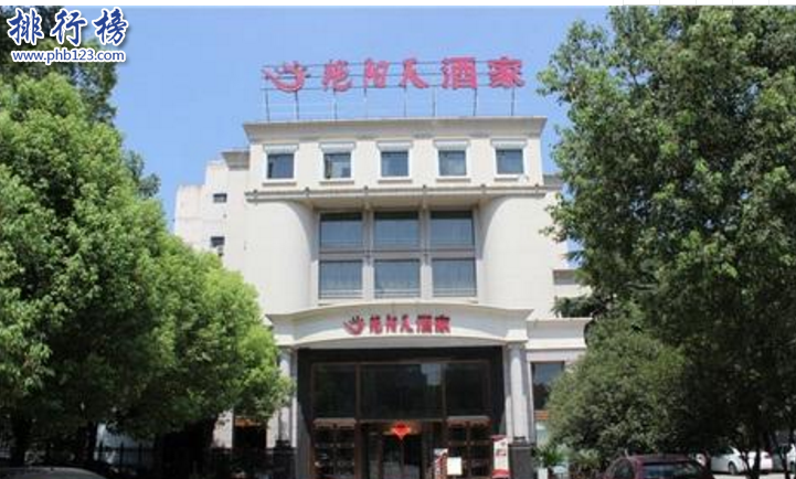 　　导语：武汉餐饮美食众多，其中有一些老字号的酒楼经历多年的发展如今成为武汉知名的餐饮名店，那么你知道是哪些店面吗?今天排行榜123网小编为大家盘点了武汉餐饮十大名店，一起来看看哪些饭店上榜了。  　　武汉餐饮十大名店  　　1.武汉市亢龙太子酒轩有限责任公司  　　2.湖北三五醇食品有限公司  　　3.武汉湖锦娱乐发展有限公司  　　4.武汉市小蓝鲸酒店管理有限公司  　　5.武汉艳阳天商贸发展有限公司  　　6.卢大师酒店管理有限公司  　　7.武汉市醉江月饮食服务有限公司  　　8.武汉凯威啤酒屋有限责任公司  　　9.武汉人家商贸发展有限公司  　　10.武汉市青山区梦天湖娱乐有限责任公司  　　十、武汉阳光大酒店  　　鄂州阳光大酒店属于梦天湖娱乐有限责任公司旗下餐饮品牌，是一家老牌的餐饮名店，酒店聘请很多知名的大厨以及优秀的服务团队为客户提供专业优质的服务赢得广大市民的认可和赞誉。  　　九、武汉人家酒楼  　　武汉人家酒楼属于武汉人家商贸发展有限公司旗下餐饮品牌名店，地址位于洪山区武昌徐东友谊大道996号成立于2000年在武汉有多家店面凭借优质的服务和美味的菜品赢得客户的好口碑。  　　八、武汉凯威啤酒屋  　　武汉凯威啤酒屋成立于1999年是一家特色的餐饮名店，地址位于江岸区永清小路20号5层主要经营范围有中餐、火锅、快餐、小吃饮料等食品为客户提供优质的服务受到广大市民的欢迎现在店面已经遍及全国各地实力越来越雄厚。  　　七、醉江月酒楼  　　武汉市醉江月饮食服务有限公司旗下餐饮品牌醉江月酒楼是一家老字号的餐饮名店，也是武汉餐饮十大名店之一酒店地址位于青山区仁和路大洲村青城华府商业街拥有很多优秀的名厨推出很多美味可口的菜肴特别适合聚会、大型婚宴等。  　　六、卢大师酒店  　　武汉卢大师酒店管理有限公司成立于2001年是由著名烹饪大师卢永良先生创立的一家老字号餐饮名店，主要以湖北菜为主推出了红焖武昌鱼、砂钵鱼糕圆子等特色菜肴吸引了很多客户的光顾，如今已发展成为全国著名餐饮品牌。  　　五、艳阳天酒家旅店  　　武汉艳阳天商贸发展有限公司成立于1995年是一家老字号的餐饮连锁酒店，在武汉市有9家酒家旅店聘请了很多优秀的厨师推出很多特色的美味佳肴吸引了很多食客的光顾，曾获的中国餐饮名店的荣誉。  　　四、小蓝鲸酒店  　　武汉市小蓝鲸酒店管理有限公司是一家中式餐饮名店，公司发展近20年分别在内蒙古、河南等地开有21家连锁餐饮店，凭借诚信为本的经营原则以及特色的美味菜品赢得无数食客的好口碑是武汉餐饮十大名店之一以健康餐饮为核心成为湖北风味特色名店。  　　三、湖锦酒店  　　武汉湖锦娱乐发展有限公司成立于于1996年是一家中式餐饮名店，在武汉市有多家营业酒楼特色是以鄂菜、湖南菜、粤菜为主推出很多美味的菜肴在武汉市名气很大生意火爆是朋友聚会、商务宴请以及大型酒宴的最佳选择。  　　二、三五醇酒店  　　三五醇酒店创于1992年是一家实力雄厚的餐饮名店，在武汉市有多家分店推出很多美味食品其中包括片皮鸭、滑炒美味水晶虾、白玉雪梅凉、铁板牛肉等招牌菜菜品口感和质量都不错，是朋友聚会的最佳选择。  　　一、亢龙太子酒轩  　　亢龙太子酒轩创立于1991年已经发展了20几年的时间赢得广大市民的良好口碑成为餐饮行业的知名企业，在武汉餐饮十大名店中知名度最高在武汉市有多家营业店面。主要特色菜品有蒜香排骨、辣的跳、葱烧武昌鱼、手抓骨等招牌菜。  　　结语：以上就是排行榜 23网小编为大家盘点的武汉餐饮十大名店，这些餐饮企业是武汉知名度很高的老字号饭店，以优质的服务和美味的菜品吸引无数食客的光顾。