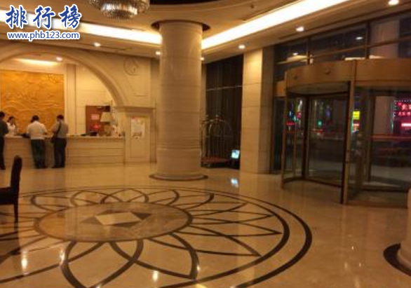 　　导语：武汉餐饮美食众多，其中有一些老字号的酒楼经历多年的发展如今成为武汉知名的餐饮名店，那么你知道是哪些店面吗?今天排行榜123网小编为大家盘点了武汉餐饮十大名店，一起来看看哪些饭店上榜了。  　　武汉餐饮十大名店  　　1.武汉市亢龙太子酒轩有限责任公司  　　2.湖北三五醇食品有限公司  　　3.武汉湖锦娱乐发展有限公司  　　4.武汉市小蓝鲸酒店管理有限公司  　　5.武汉艳阳天商贸发展有限公司  　　6.卢大师酒店管理有限公司  　　7.武汉市醉江月饮食服务有限公司  　　8.武汉凯威啤酒屋有限责任公司  　　9.武汉人家商贸发展有限公司  　　10.武汉市青山区梦天湖娱乐有限责任公司  　　十、武汉阳光大酒店  　　鄂州阳光大酒店属于梦天湖娱乐有限责任公司旗下餐饮品牌，是一家老牌的餐饮名店，酒店聘请很多知名的大厨以及优秀的服务团队为客户提供专业优质的服务赢得广大市民的认可和赞誉。  　　九、武汉人家酒楼  　　武汉人家酒楼属于武汉人家商贸发展有限公司旗下餐饮品牌名店，地址位于洪山区武昌徐东友谊大道996号成立于2000年在武汉有多家店面凭借优质的服务和美味的菜品赢得客户的好口碑。  　　八、武汉凯威啤酒屋  　　武汉凯威啤酒屋成立于1999年是一家特色的餐饮名店，地址位于江岸区永清小路20号5层主要经营范围有中餐、火锅、快餐、小吃饮料等食品为客户提供优质的服务受到广大市民的欢迎现在店面已经遍及全国各地实力越来越雄厚。  　　七、醉江月酒楼  　　武汉市醉江月饮食服务有限公司旗下餐饮品牌醉江月酒楼是一家老字号的餐饮名店，也是武汉餐饮十大名店之一酒店地址位于青山区仁和路大洲村青城华府商业街拥有很多优秀的名厨推出很多美味可口的菜肴特别适合聚会、大型婚宴等。  　　六、卢大师酒店  　　武汉卢大师酒店管理有限公司成立于2001年是由著名烹饪大师卢永良先生创立的一家老字号餐饮名店，主要以湖北菜为主推出了红焖武昌鱼、砂钵鱼糕圆子等特色菜肴吸引了很多客户的光顾，如今已发展成为全国著名餐饮品牌。  　　五、艳阳天酒家旅店  　　武汉艳阳天商贸发展有限公司成立于1995年是一家老字号的餐饮连锁酒店，在武汉市有9家酒家旅店聘请了很多优秀的厨师推出很多特色的美味佳肴吸引了很多食客的光顾，曾获的中国餐饮名店的荣誉。  　　四、小蓝鲸酒店  　　武汉市小蓝鲸酒店管理有限公司是一家中式餐饮名店，公司发展近20年分别在内蒙古、河南等地开有21家连锁餐饮店，凭借诚信为本的经营原则以及特色的美味菜品赢得无数食客的好口碑是武汉餐饮十大名店之一以健康餐饮为核心成为湖北风味特色名店。  　　三、湖锦酒店  　　武汉湖锦娱乐发展有限公司成立于于1996年是一家中式餐饮名店，在武汉市有多家营业酒楼特色是以鄂菜、湖南菜、粤菜为主推出很多美味的菜肴在武汉市名气很大生意火爆是朋友聚会、商务宴请以及大型酒宴的最佳选择。  　　二、三五醇酒店  　　三五醇酒店创于1992年是一家实力雄厚的餐饮名店，在武汉市有多家分店推出很多美味食品其中包括片皮鸭、滑炒美味水晶虾、白玉雪梅凉、铁板牛肉等招牌菜菜品口感和质量都不错，是朋友聚会的最佳选择。  　　一、亢龙太子酒轩  　　亢龙太子酒轩创立于1991年已经发展了20几年的时间赢得广大市民的良好口碑成为餐饮行业的知名企业，在武汉餐饮十大名店中知名度最高在武汉市有多家营业店面。主要特色菜品有蒜香排骨、辣的跳、葱烧武昌鱼、手抓骨等招牌菜。  　　结语：以上就是排行榜 23网小编为大家盘点的武汉餐饮十大名店，这些餐饮企业是武汉知名度很高的老字号饭店，以优质的服务和美味的菜品吸引无数食客的光顾。