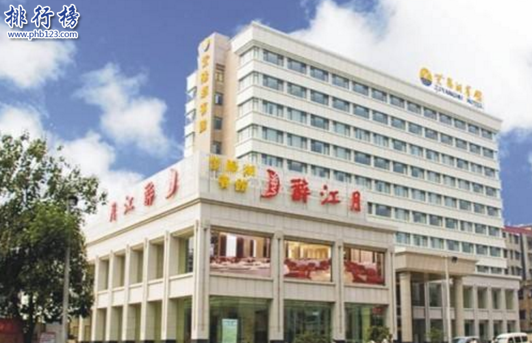 　　导语：武汉餐饮美食众多，其中有一些老字号的酒楼经历多年的发展如今成为武汉知名的餐饮名店，那么你知道是哪些店面吗?今天排行榜123网小编为大家盘点了武汉餐饮十大名店，一起来看看哪些饭店上榜了。  　　武汉餐饮十大名店  　　1.武汉市亢龙太子酒轩有限责任公司  　　2.湖北三五醇食品有限公司  　　3.武汉湖锦娱乐发展有限公司  　　4.武汉市小蓝鲸酒店管理有限公司  　　5.武汉艳阳天商贸发展有限公司  　　6.卢大师酒店管理有限公司  　　7.武汉市醉江月饮食服务有限公司  　　8.武汉凯威啤酒屋有限责任公司  　　9.武汉人家商贸发展有限公司  　　10.武汉市青山区梦天湖娱乐有限责任公司  　　十、武汉阳光大酒店  　　鄂州阳光大酒店属于梦天湖娱乐有限责任公司旗下餐饮品牌，是一家老牌的餐饮名店，酒店聘请很多知名的大厨以及优秀的服务团队为客户提供专业优质的服务赢得广大市民的认可和赞誉。  　　九、武汉人家酒楼  　　武汉人家酒楼属于武汉人家商贸发展有限公司旗下餐饮品牌名店，地址位于洪山区武昌徐东友谊大道996号成立于2000年在武汉有多家店面凭借优质的服务和美味的菜品赢得客户的好口碑。  　　八、武汉凯威啤酒屋  　　武汉凯威啤酒屋成立于1999年是一家特色的餐饮名店，地址位于江岸区永清小路20号5层主要经营范围有中餐、火锅、快餐、小吃饮料等食品为客户提供优质的服务受到广大市民的欢迎现在店面已经遍及全国各地实力越来越雄厚。  　　七、醉江月酒楼  　　武汉市醉江月饮食服务有限公司旗下餐饮品牌醉江月酒楼是一家老字号的餐饮名店，也是武汉餐饮十大名店之一酒店地址位于青山区仁和路大洲村青城华府商业街拥有很多优秀的名厨推出很多美味可口的菜肴特别适合聚会、大型婚宴等。  　　六、卢大师酒店  　　武汉卢大师酒店管理有限公司成立于2001年是由著名烹饪大师卢永良先生创立的一家老字号餐饮名店，主要以湖北菜为主推出了红焖武昌鱼、砂钵鱼糕圆子等特色菜肴吸引了很多客户的光顾，如今已发展成为全国著名餐饮品牌。  　　五、艳阳天酒家旅店  　　武汉艳阳天商贸发展有限公司成立于1995年是一家老字号的餐饮连锁酒店，在武汉市有9家酒家旅店聘请了很多优秀的厨师推出很多特色的美味佳肴吸引了很多食客的光顾，曾获的中国餐饮名店的荣誉。  　　四、小蓝鲸酒店  　　武汉市小蓝鲸酒店管理有限公司是一家中式餐饮名店，公司发展近20年分别在内蒙古、河南等地开有21家连锁餐饮店，凭借诚信为本的经营原则以及特色的美味菜品赢得无数食客的好口碑是武汉餐饮十大名店之一以健康餐饮为核心成为湖北风味特色名店。  　　三、湖锦酒店  　　武汉湖锦娱乐发展有限公司成立于于1996年是一家中式餐饮名店，在武汉市有多家营业酒楼特色是以鄂菜、湖南菜、粤菜为主推出很多美味的菜肴在武汉市名气很大生意火爆是朋友聚会、商务宴请以及大型酒宴的最佳选择。  　　二、三五醇酒店  　　三五醇酒店创于1992年是一家实力雄厚的餐饮名店，在武汉市有多家分店推出很多美味食品其中包括片皮鸭、滑炒美味水晶虾、白玉雪梅凉、铁板牛肉等招牌菜菜品口感和质量都不错，是朋友聚会的最佳选择。  　　一、亢龙太子酒轩  　　亢龙太子酒轩创立于1991年已经发展了20几年的时间赢得广大市民的良好口碑成为餐饮行业的知名企业，在武汉餐饮十大名店中知名度最高在武汉市有多家营业店面。主要特色菜品有蒜香排骨、辣的跳、葱烧武昌鱼、手抓骨等招牌菜。  　　结语：以上就是排行榜 23网小编为大家盘点的武汉餐饮十大名店，这些餐饮企业是武汉知名度很高的老字号饭店，以优质的服务和美味的菜品吸引无数食客的光顾。