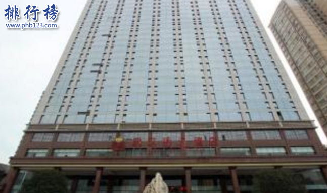 　　导语：武汉餐饮美食众多，其中有一些老字号的酒楼经历多年的发展如今成为武汉知名的餐饮名店，那么你知道是哪些店面吗?今天排行榜123网小编为大家盘点了武汉餐饮十大名店，一起来看看哪些饭店上榜了。  　　武汉餐饮十大名店  　　1.武汉市亢龙太子酒轩有限责任公司  　　2.湖北三五醇食品有限公司  　　3.武汉湖锦娱乐发展有限公司  　　4.武汉市小蓝鲸酒店管理有限公司  　　5.武汉艳阳天商贸发展有限公司  　　6.卢大师酒店管理有限公司  　　7.武汉市醉江月饮食服务有限公司  　　8.武汉凯威啤酒屋有限责任公司  　　9.武汉人家商贸发展有限公司  　　10.武汉市青山区梦天湖娱乐有限责任公司  　　十、武汉阳光大酒店  　　鄂州阳光大酒店属于梦天湖娱乐有限责任公司旗下餐饮品牌，是一家老牌的餐饮名店，酒店聘请很多知名的大厨以及优秀的服务团队为客户提供专业优质的服务赢得广大市民的认可和赞誉。  　　九、武汉人家酒楼  　　武汉人家酒楼属于武汉人家商贸发展有限公司旗下餐饮品牌名店，地址位于洪山区武昌徐东友谊大道996号成立于2000年在武汉有多家店面凭借优质的服务和美味的菜品赢得客户的好口碑。  　　八、武汉凯威啤酒屋  　　武汉凯威啤酒屋成立于1999年是一家特色的餐饮名店，地址位于江岸区永清小路20号5层主要经营范围有中餐、火锅、快餐、小吃饮料等食品为客户提供优质的服务受到广大市民的欢迎现在店面已经遍及全国各地实力越来越雄厚。  　　七、醉江月酒楼  　　武汉市醉江月饮食服务有限公司旗下餐饮品牌醉江月酒楼是一家老字号的餐饮名店，也是武汉餐饮十大名店之一酒店地址位于青山区仁和路大洲村青城华府商业街拥有很多优秀的名厨推出很多美味可口的菜肴特别适合聚会、大型婚宴等。  　　六、卢大师酒店  　　武汉卢大师酒店管理有限公司成立于2001年是由著名烹饪大师卢永良先生创立的一家老字号餐饮名店，主要以湖北菜为主推出了红焖武昌鱼、砂钵鱼糕圆子等特色菜肴吸引了很多客户的光顾，如今已发展成为全国著名餐饮品牌。  　　五、艳阳天酒家旅店  　　武汉艳阳天商贸发展有限公司成立于1995年是一家老字号的餐饮连锁酒店，在武汉市有9家酒家旅店聘请了很多优秀的厨师推出很多特色的美味佳肴吸引了很多食客的光顾，曾获的中国餐饮名店的荣誉。  　　四、小蓝鲸酒店  　　武汉市小蓝鲸酒店管理有限公司是一家中式餐饮名店，公司发展近20年分别在内蒙古、河南等地开有21家连锁餐饮店，凭借诚信为本的经营原则以及特色的美味菜品赢得无数食客的好口碑是武汉餐饮十大名店之一以健康餐饮为核心成为湖北风味特色名店。  　　三、湖锦酒店  　　武汉湖锦娱乐发展有限公司成立于于1996年是一家中式餐饮名店，在武汉市有多家营业酒楼特色是以鄂菜、湖南菜、粤菜为主推出很多美味的菜肴在武汉市名气很大生意火爆是朋友聚会、商务宴请以及大型酒宴的最佳选择。  　　二、三五醇酒店  　　三五醇酒店创于1992年是一家实力雄厚的餐饮名店，在武汉市有多家分店推出很多美味食品其中包括片皮鸭、滑炒美味水晶虾、白玉雪梅凉、铁板牛肉等招牌菜菜品口感和质量都不错，是朋友聚会的最佳选择。  　　一、亢龙太子酒轩  　　亢龙太子酒轩创立于1991年已经发展了20几年的时间赢得广大市民的良好口碑成为餐饮行业的知名企业，在武汉餐饮十大名店中知名度最高在武汉市有多家营业店面。主要特色菜品有蒜香排骨、辣的跳、葱烧武昌鱼、手抓骨等招牌菜。  　　结语：以上就是排行榜 23网小编为大家盘点的武汉餐饮十大名店，这些餐饮企业是武汉知名度很高的老字号饭店，以优质的服务和美味的菜品吸引无数食客的光顾。