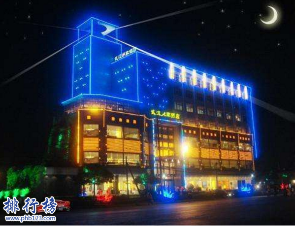 　　导语：武汉是一个美食之都有很多各式各样的美味佳肴和特色小吃。其中比较知名的餐饮名店有湖锦酒楼、艳阳天酒店几乎无人不知那么除了这些还有哪些酒楼呢?今天排行榜123网小编为大家盘点了武汉十大名店酒楼排名，一起来看看你去过几家。  　　武汉十大名店酒楼排名  　　1.武汉人家酒店  　　2.湖锦酒楼  　　3.艳阳天酒店  　　4.亢龙太子酒轩  　　5.醉江月酒楼  　　6.三五醇酒店  　　7.小蓝鲸  　　8.丽华园酒店  　　9.谢先生餐厅  　　10.福盛酒店  　　十、福盛酒店  　　福盛酒店属于武汉福盛美食康乐管理有限公司旗下的餐饮品牌，主要以家常菜、川菜、湘菜、粤菜为主的特色菜为主目前在武汉有2家连锁店分别是滨江店和光谷店，酒店环境气派、宽敞成为婚庆宴会。朋友好友聚餐的理想场所。  　　九、谢先生餐厅  　　谢先生餐厅是武汉知名的中餐品牌，在武汉几乎无人不知成立于1994年在汉口循礼门开的第一家谢先生餐厅，做的是家常菜和一些特色的菜品味道很不错，以热情的服务赢得良好的口碑，招牌菜有中国台湾溜肉、椰香土豆饼、芝麻虾、琵琶乳鸽等。  　　八、丽华园酒店  　　丽华园酒店成立于1992年已经发展20多年的时间先后在武昌创办酒店另外在青山美食广场开设分店以及还创立了南干渠游园紫竹茶艺有限公司，公司旗下还有丽华园品尚豆捞坊位于汉阳龙阳店凭借实力挤进武汉餐饮名店之列。  　　七、小蓝鲸  　　小蓝鲸健康美食管理公司是武汉一家实力雄厚的特色餐饮名店，在武汉市有7家分店在全国有18家连锁店面曾获得全国十佳酒楼的荣誉称号，特色招牌菜有东坡蹄膀、乳香藕茸、水果玉米饼、三杯乌鸡、边锅腊羊肉、蔬菜圆子等  　　六、三五醇酒店  　　武汉三五酒店管理有限公司是一家优秀的餐饮名店在去昂开设有30家连锁店面曾获得风味名店等荣誉，在武汉十大名店酒楼排名第六，主要特色招牌菜有三五荤素拼盘、圆笼三蒸、铜锅仙菌汤、咸黄味果卷等。  　　五、醉江月酒楼  　　醉江月酒楼属于武汉市醉江月饮食服务有限公司旗下的餐饮品牌店面，公司成立于1997年在武汉有多家分店，曾获得湖北餐饮名店和武汉人最喜爱的餐饮名店等荣誉称号，酒楼有很多特色招牌菜大家在武汉可以去品尝一下。  　　四、亢龙太子酒轩  　　亢龙太子酒轩是武汉家喻户晓的大型名牌酒店，总店位于汉口沿江大道226号酒店装修高端大气，环境优美。酒店请来了上海、广州、重庆等地方的名厨推出一些特色菜品如太子片皮鸭、肥牛锅仔、脆皮乳鸽、锡纸包鹌鹑、蛋黄炒虾等招牌菜吸引了很多客户的青睐。  　　三、艳阳天酒店  　　艳阳天酒店创立于1995年属于武汉艳阳天商贸发展有限公司旗下的一家餐饮连锁酒店，在武汉市有9家店面不断的创新推出很多特色菜肴武昌鱼、洪山菜苔等曾获得十大鄂菜名店荣誉称号在武汉十大名店酒楼排名第三名成为全国绿色餐饮企业。  　　二、湖锦酒楼  　　湖锦龙腾酒楼成立于1994年是一家湖北菜系的中餐厅在武汉有很多营业店面，酒楼环境优美规模庞大成为平时朋友聚会和结婚宴请的好地方，以美味的菜品和个性化的服务赢得无数宾客的赞誉。特色招牌菜有椒盐蒜香骨、葱烧武昌鱼、白灼香螺、锦绣刺身拼等。  　　一、武汉人家酒店  　　武汉人家酒店是一家有特色的中餐厅，地址位于丁字桥路35号酒店环境优美，聘请了很多知名的大厨推出了很多特色的美味佳肴其中包括银丝扇贝王、砂钵野笋焖土猪肉、一品海鲜沙锅、胖哥紫苏鱼等招牌菜味道非常不错。  　　结语：以上就是排行榜123网小编为大家盘点的武汉十大名店酒楼排名，这些餐饮名店在武汉已经发展很多年凭借美味特色菜品和优质的服务赢得了广大市民的好评和赞誉。