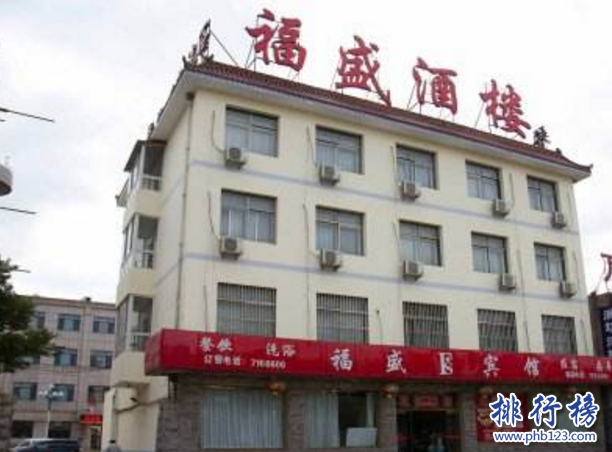 　　导语：武汉是一个美食之都有很多各式各样的美味佳肴和特色小吃。其中比较知名的餐饮名店有湖锦酒楼、艳阳天酒店几乎无人不知那么除了这些还有哪些酒楼呢?今天排行榜123网小编为大家盘点了武汉十大名店酒楼排名，一起来看看你去过几家。  　　武汉十大名店酒楼排名  　　1.武汉人家酒店  　　2.湖锦酒楼  　　3.艳阳天酒店  　　4.亢龙太子酒轩  　　5.醉江月酒楼  　　6.三五醇酒店  　　7.小蓝鲸  　　8.丽华园酒店  　　9.谢先生餐厅  　　10.福盛酒店  　　十、福盛酒店  　　福盛酒店属于武汉福盛美食康乐管理有限公司旗下的餐饮品牌，主要以家常菜、川菜、湘菜、粤菜为主的特色菜为主目前在武汉有2家连锁店分别是滨江店和光谷店，酒店环境气派、宽敞成为婚庆宴会。朋友好友聚餐的理想场所。  　　九、谢先生餐厅  　　谢先生餐厅是武汉知名的中餐品牌，在武汉几乎无人不知成立于1994年在汉口循礼门开的第一家谢先生餐厅，做的是家常菜和一些特色的菜品味道很不错，以热情的服务赢得良好的口碑，招牌菜有中国台湾溜肉、椰香土豆饼、芝麻虾、琵琶乳鸽等。  　　八、丽华园酒店  　　丽华园酒店成立于1992年已经发展20多年的时间先后在武昌创办酒店另外在青山美食广场开设分店以及还创立了南干渠游园紫竹茶艺有限公司，公司旗下还有丽华园品尚豆捞坊位于汉阳龙阳店凭借实力挤进武汉餐饮名店之列。  　　七、小蓝鲸  　　小蓝鲸健康美食管理公司是武汉一家实力雄厚的特色餐饮名店，在武汉市有7家分店在全国有18家连锁店面曾获得全国十佳酒楼的荣誉称号，特色招牌菜有东坡蹄膀、乳香藕茸、水果玉米饼、三杯乌鸡、边锅腊羊肉、蔬菜圆子等  　　六、三五醇酒店  　　武汉三五酒店管理有限公司是一家优秀的餐饮名店在去昂开设有30家连锁店面曾获得风味名店等荣誉，在武汉十大名店酒楼排名第六，主要特色招牌菜有三五荤素拼盘、圆笼三蒸、铜锅仙菌汤、咸黄味果卷等。  　　五、醉江月酒楼  　　醉江月酒楼属于武汉市醉江月饮食服务有限公司旗下的餐饮品牌店面，公司成立于1997年在武汉有多家分店，曾获得湖北餐饮名店和武汉人最喜爱的餐饮名店等荣誉称号，酒楼有很多特色招牌菜大家在武汉可以去品尝一下。  　　四、亢龙太子酒轩  　　亢龙太子酒轩是武汉家喻户晓的大型名牌酒店，总店位于汉口沿江大道226号酒店装修高端大气，环境优美。酒店请来了上海、广州、重庆等地方的名厨推出一些特色菜品如太子片皮鸭、肥牛锅仔、脆皮乳鸽、锡纸包鹌鹑、蛋黄炒虾等招牌菜吸引了很多客户的青睐。  　　三、艳阳天酒店  　　艳阳天酒店创立于1995年属于武汉艳阳天商贸发展有限公司旗下的一家餐饮连锁酒店，在武汉市有9家店面不断的创新推出很多特色菜肴武昌鱼、洪山菜苔等曾获得十大鄂菜名店荣誉称号在武汉十大名店酒楼排名第三名成为全国绿色餐饮企业。  　　二、湖锦酒楼  　　湖锦龙腾酒楼成立于1994年是一家湖北菜系的中餐厅在武汉有很多营业店面，酒楼环境优美规模庞大成为平时朋友聚会和结婚宴请的好地方，以美味的菜品和个性化的服务赢得无数宾客的赞誉。特色招牌菜有椒盐蒜香骨、葱烧武昌鱼、白灼香螺、锦绣刺身拼等。  　　一、武汉人家酒店  　　武汉人家酒店是一家有特色的中餐厅，地址位于丁字桥路35号酒店环境优美，聘请了很多知名的大厨推出了很多特色的美味佳肴其中包括银丝扇贝王、砂钵野笋焖土猪肉、一品海鲜沙锅、胖哥紫苏鱼等招牌菜味道非常不错。  　　结语：以上就是排行榜123网小编为大家盘点的武汉十大名店酒楼排名，这些餐饮名店在武汉已经发展很多年凭借美味特色菜品和优质的服务赢得了广大市民的好评和赞誉。