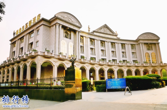 　　导语：武汉是一个美食之都有很多各式各样的美味佳肴和特色小吃。其中比较知名的餐饮名店有湖锦酒楼、艳阳天酒店几乎无人不知那么除了这些还有哪些酒楼呢?今天排行榜123网小编为大家盘点了武汉十大名店酒楼排名，一起来看看你去过几家。  　　武汉十大名店酒楼排名  　　1.武汉人家酒店  　　2.湖锦酒楼  　　3.艳阳天酒店  　　4.亢龙太子酒轩  　　5.醉江月酒楼  　　6.三五醇酒店  　　7.小蓝鲸  　　8.丽华园酒店  　　9.谢先生餐厅  　　10.福盛酒店  　　十、福盛酒店  　　福盛酒店属于武汉福盛美食康乐管理有限公司旗下的餐饮品牌，主要以家常菜、川菜、湘菜、粤菜为主的特色菜为主目前在武汉有2家连锁店分别是滨江店和光谷店，酒店环境气派、宽敞成为婚庆宴会。朋友好友聚餐的理想场所。  　　九、谢先生餐厅  　　谢先生餐厅是武汉知名的中餐品牌，在武汉几乎无人不知成立于1994年在汉口循礼门开的第一家谢先生餐厅，做的是家常菜和一些特色的菜品味道很不错，以热情的服务赢得良好的口碑，招牌菜有中国台湾溜肉、椰香土豆饼、芝麻虾、琵琶乳鸽等。  　　八、丽华园酒店  　　丽华园酒店成立于1992年已经发展20多年的时间先后在武昌创办酒店另外在青山美食广场开设分店以及还创立了南干渠游园紫竹茶艺有限公司，公司旗下还有丽华园品尚豆捞坊位于汉阳龙阳店凭借实力挤进武汉餐饮名店之列。  　　七、小蓝鲸  　　小蓝鲸健康美食管理公司是武汉一家实力雄厚的特色餐饮名店，在武汉市有7家分店在全国有18家连锁店面曾获得全国十佳酒楼的荣誉称号，特色招牌菜有东坡蹄膀、乳香藕茸、水果玉米饼、三杯乌鸡、边锅腊羊肉、蔬菜圆子等  　　六、三五醇酒店  　　武汉三五酒店管理有限公司是一家优秀的餐饮名店在去昂开设有30家连锁店面曾获得风味名店等荣誉，在武汉十大名店酒楼排名第六，主要特色招牌菜有三五荤素拼盘、圆笼三蒸、铜锅仙菌汤、咸黄味果卷等。  　　五、醉江月酒楼  　　醉江月酒楼属于武汉市醉江月饮食服务有限公司旗下的餐饮品牌店面，公司成立于1997年在武汉有多家分店，曾获得湖北餐饮名店和武汉人最喜爱的餐饮名店等荣誉称号，酒楼有很多特色招牌菜大家在武汉可以去品尝一下。  　　四、亢龙太子酒轩  　　亢龙太子酒轩是武汉家喻户晓的大型名牌酒店，总店位于汉口沿江大道226号酒店装修高端大气，环境优美。酒店请来了上海、广州、重庆等地方的名厨推出一些特色菜品如太子片皮鸭、肥牛锅仔、脆皮乳鸽、锡纸包鹌鹑、蛋黄炒虾等招牌菜吸引了很多客户的青睐。  　　三、艳阳天酒店  　　艳阳天酒店创立于1995年属于武汉艳阳天商贸发展有限公司旗下的一家餐饮连锁酒店，在武汉市有9家店面不断的创新推出很多特色菜肴武昌鱼、洪山菜苔等曾获得十大鄂菜名店荣誉称号在武汉十大名店酒楼排名第三名成为全国绿色餐饮企业。  　　二、湖锦酒楼  　　湖锦龙腾酒楼成立于1994年是一家湖北菜系的中餐厅在武汉有很多营业店面，酒楼环境优美规模庞大成为平时朋友聚会和结婚宴请的好地方，以美味的菜品和个性化的服务赢得无数宾客的赞誉。特色招牌菜有椒盐蒜香骨、葱烧武昌鱼、白灼香螺、锦绣刺身拼等。  　　一、武汉人家酒店  　　武汉人家酒店是一家有特色的中餐厅，地址位于丁字桥路35号酒店环境优美，聘请了很多知名的大厨推出了很多特色的美味佳肴其中包括银丝扇贝王、砂钵野笋焖土猪肉、一品海鲜沙锅、胖哥紫苏鱼等招牌菜味道非常不错。  　　结语：以上就是排行榜123网小编为大家盘点的武汉十大名店酒楼排名，这些餐饮名店在武汉已经发展很多年凭借美味特色菜品和优质的服务赢得了广大市民的好评和赞誉。