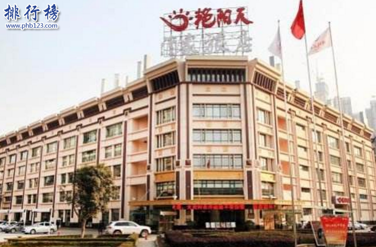 　　导语：武汉是一个美食之都有很多各式各样的美味佳肴和特色小吃。其中比较知名的餐饮名店有湖锦酒楼、艳阳天酒店几乎无人不知那么除了这些还有哪些酒楼呢?今天排行榜123网小编为大家盘点了武汉十大名店酒楼排名，一起来看看你去过几家。  　　武汉十大名店酒楼排名  　　1.武汉人家酒店  　　2.湖锦酒楼  　　3.艳阳天酒店  　　4.亢龙太子酒轩  　　5.醉江月酒楼  　　6.三五醇酒店  　　7.小蓝鲸  　　8.丽华园酒店  　　9.谢先生餐厅  　　10.福盛酒店  　　十、福盛酒店  　　福盛酒店属于武汉福盛美食康乐管理有限公司旗下的餐饮品牌，主要以家常菜、川菜、湘菜、粤菜为主的特色菜为主目前在武汉有2家连锁店分别是滨江店和光谷店，酒店环境气派、宽敞成为婚庆宴会。朋友好友聚餐的理想场所。  　　九、谢先生餐厅  　　谢先生餐厅是武汉知名的中餐品牌，在武汉几乎无人不知成立于1994年在汉口循礼门开的第一家谢先生餐厅，做的是家常菜和一些特色的菜品味道很不错，以热情的服务赢得良好的口碑，招牌菜有中国台湾溜肉、椰香土豆饼、芝麻虾、琵琶乳鸽等。  　　八、丽华园酒店  　　丽华园酒店成立于1992年已经发展20多年的时间先后在武昌创办酒店另外在青山美食广场开设分店以及还创立了南干渠游园紫竹茶艺有限公司，公司旗下还有丽华园品尚豆捞坊位于汉阳龙阳店凭借实力挤进武汉餐饮名店之列。  　　七、小蓝鲸  　　小蓝鲸健康美食管理公司是武汉一家实力雄厚的特色餐饮名店，在武汉市有7家分店在全国有18家连锁店面曾获得全国十佳酒楼的荣誉称号，特色招牌菜有东坡蹄膀、乳香藕茸、水果玉米饼、三杯乌鸡、边锅腊羊肉、蔬菜圆子等  　　六、三五醇酒店  　　武汉三五酒店管理有限公司是一家优秀的餐饮名店在去昂开设有30家连锁店面曾获得风味名店等荣誉，在武汉十大名店酒楼排名第六，主要特色招牌菜有三五荤素拼盘、圆笼三蒸、铜锅仙菌汤、咸黄味果卷等。  　　五、醉江月酒楼  　　醉江月酒楼属于武汉市醉江月饮食服务有限公司旗下的餐饮品牌店面，公司成立于1997年在武汉有多家分店，曾获得湖北餐饮名店和武汉人最喜爱的餐饮名店等荣誉称号，酒楼有很多特色招牌菜大家在武汉可以去品尝一下。  　　四、亢龙太子酒轩  　　亢龙太子酒轩是武汉家喻户晓的大型名牌酒店，总店位于汉口沿江大道226号酒店装修高端大气，环境优美。酒店请来了上海、广州、重庆等地方的名厨推出一些特色菜品如太子片皮鸭、肥牛锅仔、脆皮乳鸽、锡纸包鹌鹑、蛋黄炒虾等招牌菜吸引了很多客户的青睐。  　　三、艳阳天酒店  　　艳阳天酒店创立于1995年属于武汉艳阳天商贸发展有限公司旗下的一家餐饮连锁酒店，在武汉市有9家店面不断的创新推出很多特色菜肴武昌鱼、洪山菜苔等曾获得十大鄂菜名店荣誉称号在武汉十大名店酒楼排名第三名成为全国绿色餐饮企业。  　　二、湖锦酒楼  　　湖锦龙腾酒楼成立于1994年是一家湖北菜系的中餐厅在武汉有很多营业店面，酒楼环境优美规模庞大成为平时朋友聚会和结婚宴请的好地方，以美味的菜品和个性化的服务赢得无数宾客的赞誉。特色招牌菜有椒盐蒜香骨、葱烧武昌鱼、白灼香螺、锦绣刺身拼等。  　　一、武汉人家酒店  　　武汉人家酒店是一家有特色的中餐厅，地址位于丁字桥路35号酒店环境优美，聘请了很多知名的大厨推出了很多特色的美味佳肴其中包括银丝扇贝王、砂钵野笋焖土猪肉、一品海鲜沙锅、胖哥紫苏鱼等招牌菜味道非常不错。  　　结语：以上就是排行榜123网小编为大家盘点的武汉十大名店酒楼排名，这些餐饮名店在武汉已经发展很多年凭借美味特色菜品和优质的服务赢得了广大市民的好评和赞誉。