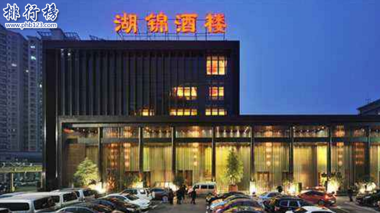 　　导语：武汉是一个美食之都有很多各式各样的美味佳肴和特色小吃。其中比较知名的餐饮名店有湖锦酒楼、艳阳天酒店几乎无人不知那么除了这些还有哪些酒楼呢?今天排行榜123网小编为大家盘点了武汉十大名店酒楼排名，一起来看看你去过几家。  　　武汉十大名店酒楼排名  　　1.武汉人家酒店  　　2.湖锦酒楼  　　3.艳阳天酒店  　　4.亢龙太子酒轩  　　5.醉江月酒楼  　　6.三五醇酒店  　　7.小蓝鲸  　　8.丽华园酒店  　　9.谢先生餐厅  　　10.福盛酒店  　　十、福盛酒店  　　福盛酒店属于武汉福盛美食康乐管理有限公司旗下的餐饮品牌，主要以家常菜、川菜、湘菜、粤菜为主的特色菜为主目前在武汉有2家连锁店分别是滨江店和光谷店，酒店环境气派、宽敞成为婚庆宴会。朋友好友聚餐的理想场所。  　　九、谢先生餐厅  　　谢先生餐厅是武汉知名的中餐品牌，在武汉几乎无人不知成立于1994年在汉口循礼门开的第一家谢先生餐厅，做的是家常菜和一些特色的菜品味道很不错，以热情的服务赢得良好的口碑，招牌菜有中国台湾溜肉、椰香土豆饼、芝麻虾、琵琶乳鸽等。  　　八、丽华园酒店  　　丽华园酒店成立于1992年已经发展20多年的时间先后在武昌创办酒店另外在青山美食广场开设分店以及还创立了南干渠游园紫竹茶艺有限公司，公司旗下还有丽华园品尚豆捞坊位于汉阳龙阳店凭借实力挤进武汉餐饮名店之列。  　　七、小蓝鲸  　　小蓝鲸健康美食管理公司是武汉一家实力雄厚的特色餐饮名店，在武汉市有7家分店在全国有18家连锁店面曾获得全国十佳酒楼的荣誉称号，特色招牌菜有东坡蹄膀、乳香藕茸、水果玉米饼、三杯乌鸡、边锅腊羊肉、蔬菜圆子等  　　六、三五醇酒店  　　武汉三五酒店管理有限公司是一家优秀的餐饮名店在去昂开设有30家连锁店面曾获得风味名店等荣誉，在武汉十大名店酒楼排名第六，主要特色招牌菜有三五荤素拼盘、圆笼三蒸、铜锅仙菌汤、咸黄味果卷等。  　　五、醉江月酒楼  　　醉江月酒楼属于武汉市醉江月饮食服务有限公司旗下的餐饮品牌店面，公司成立于1997年在武汉有多家分店，曾获得湖北餐饮名店和武汉人最喜爱的餐饮名店等荣誉称号，酒楼有很多特色招牌菜大家在武汉可以去品尝一下。  　　四、亢龙太子酒轩  　　亢龙太子酒轩是武汉家喻户晓的大型名牌酒店，总店位于汉口沿江大道226号酒店装修高端大气，环境优美。酒店请来了上海、广州、重庆等地方的名厨推出一些特色菜品如太子片皮鸭、肥牛锅仔、脆皮乳鸽、锡纸包鹌鹑、蛋黄炒虾等招牌菜吸引了很多客户的青睐。  　　三、艳阳天酒店  　　艳阳天酒店创立于1995年属于武汉艳阳天商贸发展有限公司旗下的一家餐饮连锁酒店，在武汉市有9家店面不断的创新推出很多特色菜肴武昌鱼、洪山菜苔等曾获得十大鄂菜名店荣誉称号在武汉十大名店酒楼排名第三名成为全国绿色餐饮企业。  　　二、湖锦酒楼  　　湖锦龙腾酒楼成立于1994年是一家湖北菜系的中餐厅在武汉有很多营业店面，酒楼环境优美规模庞大成为平时朋友聚会和结婚宴请的好地方，以美味的菜品和个性化的服务赢得无数宾客的赞誉。特色招牌菜有椒盐蒜香骨、葱烧武昌鱼、白灼香螺、锦绣刺身拼等。  　　一、武汉人家酒店  　　武汉人家酒店是一家有特色的中餐厅，地址位于丁字桥路35号酒店环境优美，聘请了很多知名的大厨推出了很多特色的美味佳肴其中包括银丝扇贝王、砂钵野笋焖土猪肉、一品海鲜沙锅、胖哥紫苏鱼等招牌菜味道非常不错。  　　结语：以上就是排行榜123网小编为大家盘点的武汉十大名店酒楼排名，这些餐饮名店在武汉已经发展很多年凭借美味特色菜品和优质的服务赢得了广大市民的好评和赞誉。