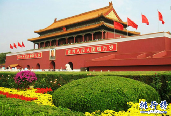 　　导语：中国有很多历史文化名城，发展至今已经有几千年的历史留下了很多著名的文化古迹和人文景观。那么你知道中国有哪些古都吗?今天排行榜123网小编为大家盘点了中国古代八大古都，一起来了解下这些古都吧!  　　中国古代八大古都：北京、西安、南京、洛阳、开封、杭州、安阳、郑州  　　八、郑州  　　郑州是著名的文化古都华夏文明的发祥地，是古代五帝活动的腹地同时也是中华人文始祖轩辕黄帝的居住地。至今已经有500多年的历史，这里有黄帝故里、嵩阳书院、少林寺、黄河风景名胜区等人文景观被称为中国古代八大古都之一被国家评选为文明城市。  　　七、安阳  　　安阳古称殷、邺郡、相州等至今已经有3000多年的历史当时商王盘庚迁都于殷在这个地方在此传八代十二王，另外曹魏、后赵、冉魏、前燕、东魏、北齐等七朝在此建都被称为古代七朝古都，这里有很多历史文化古迹最具有代表性的是考古学和甲骨文，这里是甲骨文的发源地大禹治水、苏秦拜相、岳母刺字等历史典故就是发生在这里。  　　六、杭州  　　杭州是一个风景迷人的文化名城从秦朝设县治以来至今已经有2000多年的历史，这里曾是吴越国和南宋的都城。杭州的地理位置比较好京杭运河和通商口岸比较便利，比较出名的是丝绸和粮食产业，这里人文古迹众多最具有代表性的是西湖文化、丝绸文化、茶文化等以及流传的白娘子与许仙的故事都非常的经典。  　　五、开封  　　开封古称老丘、大梁、陈留等发展至今已经有4000多年的历史，这里曾是夏朝、魏国、后梁、后晋、后汉、后周，宋朝、金朝等在此建都所以被称为古代八朝古都。这里曾是清明上河图的创作地另外还有戏曲之乡的美誉古代的豫剧发源于此。  　　四、洛阳  　　洛阳古代称为洛邑、雒阳、洛城等发展至今已经有5000多年的历史这里曾是夏朝、东周、隋朝、唐朝等13个朝代的建都之地有很多历史文物，另外洛阳还是华夏文明的发祥地是东汉、西晋、北魏时期的丝绸之路的起点，这里是隋唐大运河的中心枢纽，著名景点有龙门石窟、白马寺、白云山等人文景点。  　　三、南京  　　南京是中国的历史文化名城，也是中华文明的发祥地至今已经有7000多年的历史当时东吴、东晋、南朝、明、太平天国、民国在此建都所以这里被称为六朝古都，这里历史文化古迹众多著名景点有中山陵、明孝陵、明城墙、玄武湖、夫子庙等旅游景点。  　　二、西安  　　西安是十个朝代的古都古代称为长安、西京等是中国历史上朝代最多的城市，从最初的奴隶制臻于鼎盛的西周，之后又建立了西汉、秦朝、西魏、北周、隋唐等13个王朝历史悠久至今已经有1000年的历史，是中国古代八大古都之一有很多著名景点最出名的是秦始皇兵马俑。  　　一、北京  　　北京是中国的首都也是中国历史文化名城，这里曾是六朝的古都后燕、辽、金、元、明、清等有着3000多年的历史文化和建都史，也是一个人口众多历史文化古迹很多的城市其主要代表景点有故宫、长城、颐和园、天坛等名胜古迹。和西安、南京、洛阳、开封、杭州、安阳、郑州被称为中国古代八大古都。  　　结语：以上就是排行榜123网小编为大家盘点的中国古代八大古都，这些历史文化名城至今已经有几千年的历史，古文化遗迹保存了很多古时候的文物和古建筑群体。