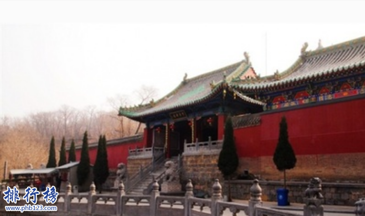 　　导语：中国有很多历史文化名城，发展至今已经有几千年的历史留下了很多著名的文化古迹和人文景观。那么你知道中国有哪些古都吗?今天排行榜123网小编为大家盘点了中国古代八大古都，一起来了解下这些古都吧!  　　中国古代八大古都：北京、西安、南京、洛阳、开封、杭州、安阳、郑州  　　八、郑州  　　郑州是著名的文化古都华夏文明的发祥地，是古代五帝活动的腹地同时也是中华人文始祖轩辕黄帝的居住地。至今已经有500多年的历史，这里有黄帝故里、嵩阳书院、少林寺、黄河风景名胜区等人文景观被称为中国古代八大古都之一被国家评选为文明城市。  　　七、安阳  　　安阳古称殷、邺郡、相州等至今已经有3000多年的历史当时商王盘庚迁都于殷在这个地方在此传八代十二王，另外曹魏、后赵、冉魏、前燕、东魏、北齐等七朝在此建都被称为古代七朝古都，这里有很多历史文化古迹最具有代表性的是考古学和甲骨文，这里是甲骨文的发源地大禹治水、苏秦拜相、岳母刺字等历史典故就是发生在这里。  　　六、杭州  　　杭州是一个风景迷人的文化名城从秦朝设县治以来至今已经有2000多年的历史，这里曾是吴越国和南宋的都城。杭州的地理位置比较好京杭运河和通商口岸比较便利，比较出名的是丝绸和粮食产业，这里人文古迹众多最具有代表性的是西湖文化、丝绸文化、茶文化等以及流传的白娘子与许仙的故事都非常的经典。  　　五、开封  　　开封古称老丘、大梁、陈留等发展至今已经有4000多年的历史，这里曾是夏朝、魏国、后梁、后晋、后汉、后周，宋朝、金朝等在此建都所以被称为古代八朝古都。这里曾是清明上河图的创作地另外还有戏曲之乡的美誉古代的豫剧发源于此。  　　四、洛阳  　　洛阳古代称为洛邑、雒阳、洛城等发展至今已经有5000多年的历史这里曾是夏朝、东周、隋朝、唐朝等13个朝代的建都之地有很多历史文物，另外洛阳还是华夏文明的发祥地是东汉、西晋、北魏时期的丝绸之路的起点，这里是隋唐大运河的中心枢纽，著名景点有龙门石窟、白马寺、白云山等人文景点。  　　三、南京  　　南京是中国的历史文化名城，也是中华文明的发祥地至今已经有7000多年的历史当时东吴、东晋、南朝、明、太平天国、民国在此建都所以这里被称为六朝古都，这里历史文化古迹众多著名景点有中山陵、明孝陵、明城墙、玄武湖、夫子庙等旅游景点。  　　二、西安  　　西安是十个朝代的古都古代称为长安、西京等是中国历史上朝代最多的城市，从最初的奴隶制臻于鼎盛的西周，之后又建立了西汉、秦朝、西魏、北周、隋唐等13个王朝历史悠久至今已经有1000年的历史，是中国古代八大古都之一有很多著名景点最出名的是秦始皇兵马俑。  　　一、北京  　　北京是中国的首都也是中国历史文化名城，这里曾是六朝的古都后燕、辽、金、元、明、清等有着3000多年的历史文化和建都史，也是一个人口众多历史文化古迹很多的城市其主要代表景点有故宫、长城、颐和园、天坛等名胜古迹。和西安、南京、洛阳、开封、杭州、安阳、郑州被称为中国古代八大古都。  　　结语：以上就是排行榜123网小编为大家盘点的中国古代八大古都，这些历史文化名城至今已经有几千年的历史，古文化遗迹保存了很多古时候的文物和古建筑群体。