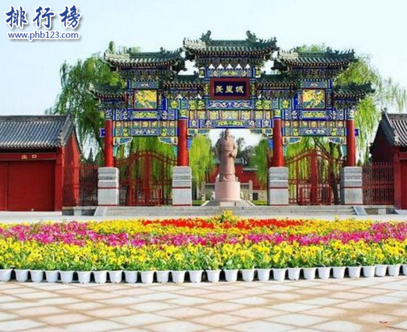 　　导语：中国有很多历史文化名城，发展至今已经有几千年的历史留下了很多著名的文化古迹和人文景观。那么你知道中国有哪些古都吗?今天排行榜123网小编为大家盘点了中国古代八大古都，一起来了解下这些古都吧!  　　中国古代八大古都：北京、西安、南京、洛阳、开封、杭州、安阳、郑州  　　八、郑州  　　郑州是著名的文化古都华夏文明的发祥地，是古代五帝活动的腹地同时也是中华人文始祖轩辕黄帝的居住地。至今已经有500多年的历史，这里有黄帝故里、嵩阳书院、少林寺、黄河风景名胜区等人文景观被称为中国古代八大古都之一被国家评选为文明城市。  　　七、安阳  　　安阳古称殷、邺郡、相州等至今已经有3000多年的历史当时商王盘庚迁都于殷在这个地方在此传八代十二王，另外曹魏、后赵、冉魏、前燕、东魏、北齐等七朝在此建都被称为古代七朝古都，这里有很多历史文化古迹最具有代表性的是考古学和甲骨文，这里是甲骨文的发源地大禹治水、苏秦拜相、岳母刺字等历史典故就是发生在这里。  　　六、杭州  　　杭州是一个风景迷人的文化名城从秦朝设县治以来至今已经有2000多年的历史，这里曾是吴越国和南宋的都城。杭州的地理位置比较好京杭运河和通商口岸比较便利，比较出名的是丝绸和粮食产业，这里人文古迹众多最具有代表性的是西湖文化、丝绸文化、茶文化等以及流传的白娘子与许仙的故事都非常的经典。  　　五、开封  　　开封古称老丘、大梁、陈留等发展至今已经有4000多年的历史，这里曾是夏朝、魏国、后梁、后晋、后汉、后周，宋朝、金朝等在此建都所以被称为古代八朝古都。这里曾是清明上河图的创作地另外还有戏曲之乡的美誉古代的豫剧发源于此。  　　四、洛阳  　　洛阳古代称为洛邑、雒阳、洛城等发展至今已经有5000多年的历史这里曾是夏朝、东周、隋朝、唐朝等13个朝代的建都之地有很多历史文物，另外洛阳还是华夏文明的发祥地是东汉、西晋、北魏时期的丝绸之路的起点，这里是隋唐大运河的中心枢纽，著名景点有龙门石窟、白马寺、白云山等人文景点。  　　三、南京  　　南京是中国的历史文化名城，也是中华文明的发祥地至今已经有7000多年的历史当时东吴、东晋、南朝、明、太平天国、民国在此建都所以这里被称为六朝古都，这里历史文化古迹众多著名景点有中山陵、明孝陵、明城墙、玄武湖、夫子庙等旅游景点。  　　二、西安  　　西安是十个朝代的古都古代称为长安、西京等是中国历史上朝代最多的城市，从最初的奴隶制臻于鼎盛的西周，之后又建立了西汉、秦朝、西魏、北周、隋唐等13个王朝历史悠久至今已经有1000年的历史，是中国古代八大古都之一有很多著名景点最出名的是秦始皇兵马俑。  　　一、北京  　　北京是中国的首都也是中国历史文化名城，这里曾是六朝的古都后燕、辽、金、元、明、清等有着3000多年的历史文化和建都史，也是一个人口众多历史文化古迹很多的城市其主要代表景点有故宫、长城、颐和园、天坛等名胜古迹。和西安、南京、洛阳、开封、杭州、安阳、郑州被称为中国古代八大古都。  　　结语：以上就是排行榜123网小编为大家盘点的中国古代八大古都，这些历史文化名城至今已经有几千年的历史，古文化遗迹保存了很多古时候的文物和古建筑群体。