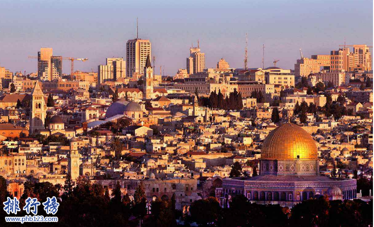 　　导语：圣城就是带着神秘和神圣的城市也指人类社会的文明发生变化的地方，比如说宗教神圣地、国家文化古都等今天排行榜123网小编为大家盘点了世界四大圣城，一起来了解下这些神圣的城市吧!  　　世界四大圣城：耶路撒冷、麦加、洛阳、雅典  　　四、雅典  　　雅典是希腊的首都位于巴尔干半岛南端，山海环绕离美丽的爱琴海很近。是世界上最古老的一个城市已经有3000多年的历史被称为世界历史文化古城同时这里也是哲学的发源地著名的柏拉图学院和亚里士多德学院就在这里。至今保留着很多历史文化古迹和一些艺术作品最具有代表性的建筑物是帕提农神庙这是西方的象征。  　　雅典是奥运会的起源地1896年在这里举行过夏季奥运会2004年在这里举行了二十八届夏季奥林匹克运动会。  　　三、洛阳  　　洛阳是中国著名的古都至今已经有4000多年的历史和1000多年的建都史，从夏朝开始建立了13个王朝另外105位帝王在此定鼎九州，河南洛书、丝绸之路、隋唐大运河都是在这里诞生的被称为神都所以洛阳是世界四大圣城之一是国家首批实力文化名城也是所有外国人向往的城市。  　　二、麦加  　　麦加是伊斯兰教圣地，在阿拉伯文中麦加是吸吮的意思，因为那边在沙漠渴望吸吮泉水所以取名为麦加。位于阿拉伯半岛希贾兹地区这座城市有最大的禁寺是穆斯林礼拜的朝向，另外还有希拉山洞、骚尔山洞等古文化遗迹七世纪时穆罕默德在麦加宣扬伊斯兰教随着历史的演变逐渐成为国际性的特色古都。  　　一、耶路撒冷  　　耶路撒冷是基督教、犹太教、伊斯兰教的圣地位于巴勒斯坦中部创建于前10世纪，根据史书记载这里是耶稣的受难、埋葬、升天的地方这里有很多古文化遗迹其中包括阿克萨清真寺和圆顶清真寺等是世界宗教文化的圣地也是世界四大圣城之一是一盒神圣的城市。  　　结语：以上就是排行榜123网小编为大家盘点的世界四大圣城，这些城市是世界公认的比较神圣的城市，有着悠久的历史文化。