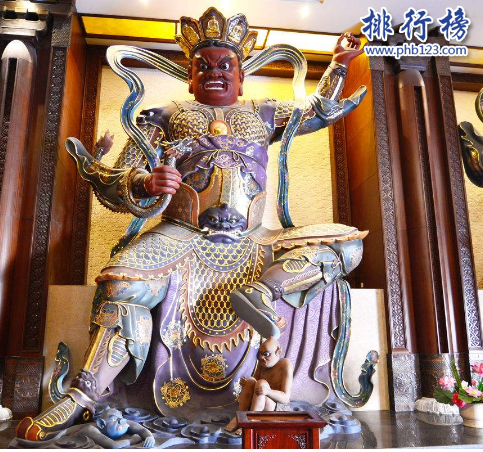 　　导语：中国古代都信奉佛教，所以我们大部分人都去过寺庙看到过一些神佛，最熟悉的可能是观音和财神爷等那么大家可能不太熟悉佛教中的魔家四将，今天排行榜123网整理了魔家四将的相关资料，一起来看看。  　　魔家四将简介：根据西游记和封神演义的记载这四大天王的身份很卑微在天庭里面是灵山大门的守护者，也就是现代的保安的身份，我们在西游记里面有看到这四大天王曾在孙悟空打闹天宫的时候被打的落花流水。  　　魔家四将：东方持国天王、南方增长天王、西方广目天王、北方多闻天王  　　四、北方多闻天王  　　多闻天王又称魔礼红，手中拿着混元珠伞这把伞上有夜明珠、碧水珠、九曲珠等10种珍贵宝石穿成四个大字装载乾坤，据说这把伞是不能打开的，打开了会导致乾坤晃动下起暴雨。  　　多闻天王是佛教中的人物，在印度的史书上有记载它是婆罗门教中的天神。全身是绿色的穿着甲胄右手拿着伞手里拿着吐宝鼠据说是用来消除妖魔鬼怪，赐予众生各种财务解救贫困百姓。  　　三、西方广目天王  　　广目天王又称魔礼寿，是魔家四将，在佛教中梵名毗留博叉身子是红色的穿着甲胄，手中缠绕着一条龙住须弥山琉璃埠。是一个执法者的身份，在西游记里面有记载这个神话人物。据说它的法眼可以观察大千世界，看到有人不信奉佛教就要将那些人抓起来，让他们都皈依佛门。  　　二、南方增长天王  　　增长天王又称魔礼青，在佛教中梵名毗流驮迦，身子是青色的穿着甲胄手里拿着青锋宝剑保护佛教礼法不受侵犯，据说这把宝剑可以增长智慧和祛除烦恼。保护众生一起遵守佛法是中国大乘佛教三十三天中的尊王之一。  　　一、东方持国天王  　　持国天王又称魔礼海，和魔礼红、魔礼寿、魔礼青并称为魔家四将，主要掌握的是风调雨顺。在佛教中的梵名提多罗吒，身子是白色的穿着甲胄手里拿着琵琶，保护众生和国土，寓意是事情不能操之过急要恰到好处才能最后圆满。是二十诸天中的第四大天王。在封神演义长手里面是一根枪背上是琵琶，琵琶上面的四根弦象征着地、水、火、风等四相。  　　结语：以上就是排行榜123网小编盘点的魔家四将，这些都是神话中的四大天王在西游记和封神演义上有记载，我们在寺庙里面也会看到这些佛像它们掌握着风调雨顺。