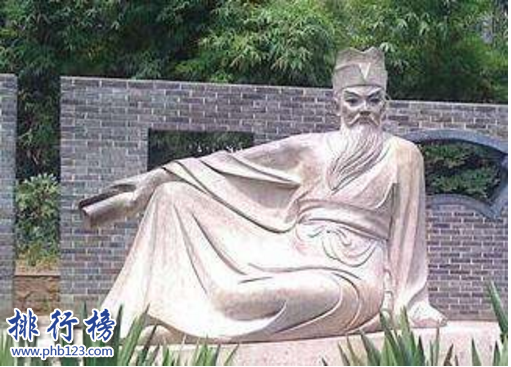 　　导语：家族是一个社会组织群体，一个家族的兴旺与衰退影响者几代人的生活。根据中共中央纪律检查委员会推荐的中国传统家规中106个家族，其中江西四大家族的家风文风非常好受到全国人的关注和赞誉，下面排行榜123网带你一起来看看。  　　江西四大家族：浔阳陶氏、义门陈氏、婺源詹氏、陆九渊家族  　　四、陆九渊家族  　　陆九渊是南宋时期著名的思想家生于义门，家族中总共有5个哥哥分别是九思、九叙、九皋、九韶、九龄等这几个哥哥的才华横溢其中最杰出的代表是九韶、九龄、九渊等曾被誉为南宋著名的学者有金溪三陆的美誉。陆氏家族教导子孙后代要为人正直孝顺父母以及勤奋读书导致整个家族的品德和素质都很高。  　　三、婺源詹氏  　　婺源詹氏主要代表人物是詹天佑，他修建了中国第一条铁路京张铁路震惊了国人曾被誉为中国铁路之父。是江西四大家族之一，家族有16条家训主要讲的是个人修养以及道德品质还有爱国情怀、敬业勤勉等方面，世世代代遵循家规，以忠孝为本 耕读传家。  　　二、义门陈氏  　　义门陈氏指的是德安县车桥镇义门村的陈氏家族，这个家族300多年来15代不分家，家族兴旺人口众多。制定了至公无私的管理制度出现了几乎家里不私自藏财，大家族有800多头牛不停的耕种，另外还饱读诗书一起创办了东佳书院。家中的33条家规成了齐家的典范。  　　一、浔阳陶氏  　　浔阳在古代指的是九江这一带，陶氏是中国四大贤母之首也是江西四大家族之一。东晋时期著名的诗人陶渊明就是他们的先祖，家族坚守贤廉风范以陶渊明先生的典故为学习榜样，写出了家规家训忠孝为本耕读传家，世世代代传承门风良好。  　　结语：以上就是排行榜123网小编为大家盘点的江西四大家族，这些家族指定了整个家族的家规家训齐心协力，不断的壮大成为很多人学习的榜样。