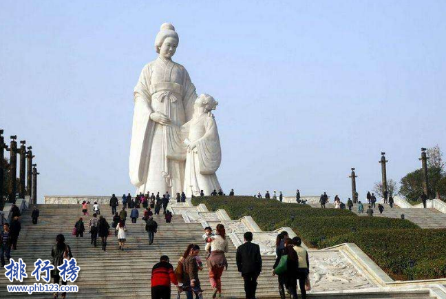 　　导语：家族是一个社会组织群体，一个家族的兴旺与衰退影响者几代人的生活。根据中共中央纪律检查委员会推荐的中国传统家规中106个家族，其中江西四大家族的家风文风非常好受到全国人的关注和赞誉，下面排行榜123网带你一起来看看。  　　江西四大家族：浔阳陶氏、义门陈氏、婺源詹氏、陆九渊家族  　　四、陆九渊家族  　　陆九渊是南宋时期著名的思想家生于义门，家族中总共有5个哥哥分别是九思、九叙、九皋、九韶、九龄等这几个哥哥的才华横溢其中最杰出的代表是九韶、九龄、九渊等曾被誉为南宋著名的学者有金溪三陆的美誉。陆氏家族教导子孙后代要为人正直孝顺父母以及勤奋读书导致整个家族的品德和素质都很高。  　　三、婺源詹氏  　　婺源詹氏主要代表人物是詹天佑，他修建了中国第一条铁路京张铁路震惊了国人曾被誉为中国铁路之父。是江西四大家族之一，家族有16条家训主要讲的是个人修养以及道德品质还有爱国情怀、敬业勤勉等方面，世世代代遵循家规，以忠孝为本 耕读传家。  　　二、义门陈氏  　　义门陈氏指的是德安县车桥镇义门村的陈氏家族，这个家族300多年来15代不分家，家族兴旺人口众多。制定了至公无私的管理制度出现了几乎家里不私自藏财，大家族有800多头牛不停的耕种，另外还饱读诗书一起创办了东佳书院。家中的33条家规成了齐家的典范。  　　一、浔阳陶氏  　　浔阳在古代指的是九江这一带，陶氏是中国四大贤母之首也是江西四大家族之一。东晋时期著名的诗人陶渊明就是他们的先祖，家族坚守贤廉风范以陶渊明先生的典故为学习榜样，写出了家规家训忠孝为本耕读传家，世世代代传承门风良好。  　　结语：以上就是排行榜123网小编为大家盘点的江西四大家族，这些家族指定了整个家族的家规家训齐心协力，不断的壮大成为很多人学习的榜样。