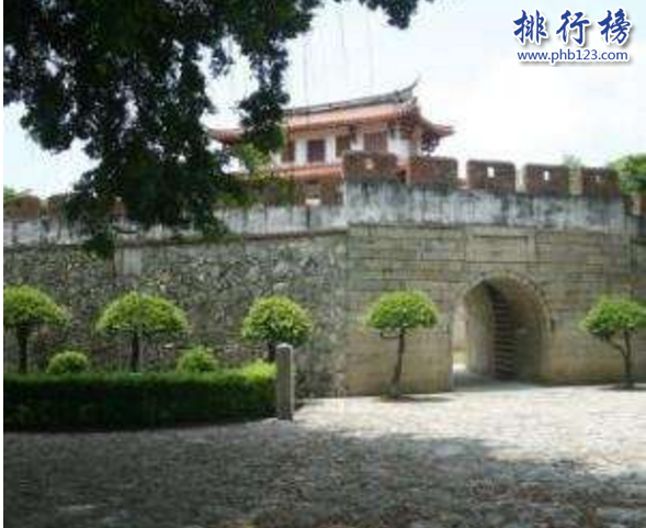 　　导语：中国历史文化源远流长，一些著名的碑林记载着很多历史文化事件具有很高的文化和艺术价值。今天排行榜123网小编为大家盘点了中国古代四大碑林，一起来了解一下吧!  　　中国古代四大碑林：孔庙碑林、西安碑林、地震碑林、南门碑林  　　四、中国台湾高雄南门碑林  　　南门碑林创建于乾隆五十三年于乾隆五十六年完成，总共有8座城门另外还有安炮6座，城楼高达8尺多。但是在民国时期因为一场暴风雨被摧毁于公元1977年开始重新修建成为现在所看到的南门碑林，虽然不是很坚固但是却很有古典韵味这里还修建了一个休闲的公园风景迷人，总共有清代61块碑碣分别为修筑、建筑图、捐题、示告等6类十分有趣。  　　三、四川西昌地震碑林  　　地震碑林位于西昌市南泸山光福寺内这里有石碑100多处上面记载了冕宁、甘洛、宁南等地方发生地震的情况另外还记载了明嘉靖、清雍正、清道光年间发生的三次地震的时间以及具体情况。这里曾多次发生地震而且还很强烈被国家列入文物保护单位。  　　二、陕西的西安碑林  　　西安碑林起源于唐代创始人是北宋名臣吕大忠，修建于北宋元祐二年经过长时间的历史演变规模越来越庞大现在已经收藏文物1万多件其中国宝级文物535件是中国古代文化典籍刻石的集中地点之一是著名书法的荟萃之地，有很大的艺术价值，被国家列入重点文物保护单位。和孔庙碑林、地震碑林、南门碑林并称为中国古代四大碑林。  　　一、山东曲阜的孔庙碑林  　　孔庙碑林记录着很多朝代的历史比如元、清、明等三个朝代5万多名进士的姓名、籍贯和录取名次，见证当时科举制度中的一些文人雅士的成就。是中国古代四大碑林之一当时主要代表文人有纪晓岚、徐世昌、李鸿章、于谦等才子矗立着198块碑刻。  　　结语：以上就是排行榜123网小编为大家盘点的中国古代四大碑林，这些碑林记载着中国古代的一些书法以及文人雅士事迹还有历史长河中发生的地震情况具有很大的文化价值。