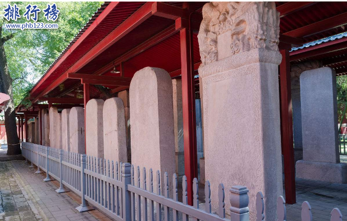 　　导语：中国历史文化源远流长，一些著名的碑林记载着很多历史文化事件具有很高的文化和艺术价值。今天排行榜123网小编为大家盘点了中国古代四大碑林，一起来了解一下吧!  　　中国古代四大碑林：孔庙碑林、西安碑林、地震碑林、南门碑林  　　四、中国台湾高雄南门碑林  　　南门碑林创建于乾隆五十三年于乾隆五十六年完成，总共有8座城门另外还有安炮6座，城楼高达8尺多。但是在民国时期因为一场暴风雨被摧毁于公元1977年开始重新修建成为现在所看到的南门碑林，虽然不是很坚固但是却很有古典韵味这里还修建了一个休闲的公园风景迷人，总共有清代61块碑碣分别为修筑、建筑图、捐题、示告等6类十分有趣。  　　三、四川西昌地震碑林  　　地震碑林位于西昌市南泸山光福寺内这里有石碑100多处上面记载了冕宁、甘洛、宁南等地方发生地震的情况另外还记载了明嘉靖、清雍正、清道光年间发生的三次地震的时间以及具体情况。这里曾多次发生地震而且还很强烈被国家列入文物保护单位。  　　二、陕西的西安碑林  　　西安碑林起源于唐代创始人是北宋名臣吕大忠，修建于北宋元祐二年经过长时间的历史演变规模越来越庞大现在已经收藏文物1万多件其中国宝级文物535件是中国古代文化典籍刻石的集中地点之一是著名书法的荟萃之地，有很大的艺术价值，被国家列入重点文物保护单位。和孔庙碑林、地震碑林、南门碑林并称为中国古代四大碑林。  　　一、山东曲阜的孔庙碑林  　　孔庙碑林记录着很多朝代的历史比如元、清、明等三个朝代5万多名进士的姓名、籍贯和录取名次，见证当时科举制度中的一些文人雅士的成就。是中国古代四大碑林之一当时主要代表文人有纪晓岚、徐世昌、李鸿章、于谦等才子矗立着198块碑刻。  　　结语：以上就是排行榜123网小编为大家盘点的中国古代四大碑林，这些碑林记载着中国古代的一些书法以及文人雅士事迹还有历史长河中发生的地震情况具有很大的文化价值。