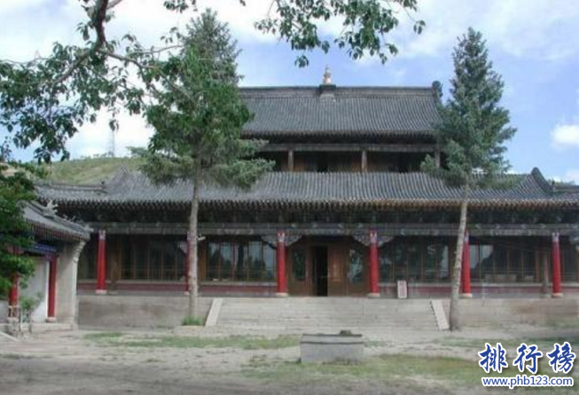 　　导语：北京是中国历史文化名城那里有很多古文化遗迹，一些知名的古人的住所富丽堂皇拥有浓郁的古文化气息和历史底蕴，今天排行榜123网小编为大家整理了北京十大超级豪宅，真的是超级豪华一起来看看。  　　北京十大超级豪宅  　　1.恭王府  　　2.雍亲王府  　　3.庆亲王府  　　4.礼亲王府  　　5.孚郡王府  　　6.醇亲王府  　　7.睿亲王府  　　8.淳亲王府  　　9.郑亲王府  　　10.涛贝勒府  　　十、涛贝勒府  　　涛贝勒府是康熙的第15个儿子愉郡王居住的愉王府，在光绪28年醇亲王奕譞的第7个孩子过继给钟郡王奕詥然后搬到愉王府居住所以改名为涛贝勒府。这里的建筑古典朴素至今还保留这清代宫廷的长廊、楼庭以及假山等。  　　九、郑亲王府  　　郑亲王府位于北京大木仓胡同是清朝努尔哈赤的弟弟舒尔哈齐的第六个儿子济尔哈朗的居住场所，他是清朝的功臣也是唯一被封为叔王封号的人物，乾隆皇帝为他修建园林成为北京所有王府中最好的一个住所，至今还保留着正殿、正门、正寝、配楼等古建筑群体看上去依然气势恢宏。  　　八、淳亲王府  　　淳亲王府位于北京东城区是康熙皇帝的第七个儿子的王府，当时他被封为淳亲王然后就修建了淳亲王府，王府内还保留着当时的一些绿色琉璃瓦以及一些古建筑群体其实磅礴在北京十大超级豪宅中淳亲王府代表着清代王府的典型布局形式。  　　七、睿亲王府  　　睿亲王府是清太祖努尔哈赤第十四子多尔衮的王府，他的住所建筑十分奢华规模庞大房间就有500间另外还有银安殿、二道门、神库、安福堂等古文化建筑有点像一个迷你版的紫禁城里面有花园、宗祠、戏台等。  　　六、醇亲王府  　　醇亲王府曾是康熙大学士纳兰明珠的宅院，是规模最庞大的一个王府1872年醇亲王奕譞居住在这里成了这里的主人，醇亲王府曾出过两个皇帝一个是光绪皇帝另外一个是宣统皇帝可想而知这里的建筑群体是多么的富丽堂皇。  　　五、孚郡王府  　　孚郡王府曾是十三爷胤祥的怡亲王府后来咸丰皇帝赐给6岁的九第的一个府邸，1864年改名为孚王府因为他是皇帝的第9个儿子所以也叫九爷府。当时雍正皇帝在位期间只有十三爷胤祥支持他于是就为他修建了这座宅院。  　　四、礼亲王府  　　礼亲王府位于北京西黄城根南街7号这里曾是明代皇帝的私家住宅，这里曾是和硕礼亲王的住宅这里的房子很多里面保存了很多古时候的建筑在北京十大超级豪宅中的等级是最高的总占地面积约30公顷。  　　三、庆亲王府  　　庆亲王府位于北京西城区定阜街西部路这里是清代庆亲王的府邸，当时他是王府中的首富掌握朝政大权，因为因卖官、招权纳贿收藏了很多名贵的珠宝，同时这里也是乾隆帝的臣子和珅的旧宅这个宅子十分豪气。  　　二、雍亲王府  　　雍亲王府是康熙皇帝的府邸这里曾是两位皇帝的府邸，建筑气势磅礴主要是那种黄色琉璃瓦富有浓厚的古典气息和紫禁城皇宫一样的金碧辉煌另外这里还修建了佛教寺庙成为清朝佛教中心也是规格最高的一座寺庙。  　　一、恭王府  　　恭王府是清代时期最大的一座王府这里大部分建筑都是富丽堂皇的后半部是秀丽的古典私家园林总占地面积约6万平方米，这里还修建了一个藏宝楼总共有两层108个房间放满了古时候的珠宝富可敌国，另外还有西洋门、康熙御笔“福”字碑和室内大戏楼等著名建筑是北京十大豪宅中最豪华的一个王府。  　　结语：以上就是排行榜123网小编为大家盘点的北京十大超级豪宅，这些王府曾是皇帝和皇子的王府至今保存完好，建筑古典气息浓郁文化源远流长。