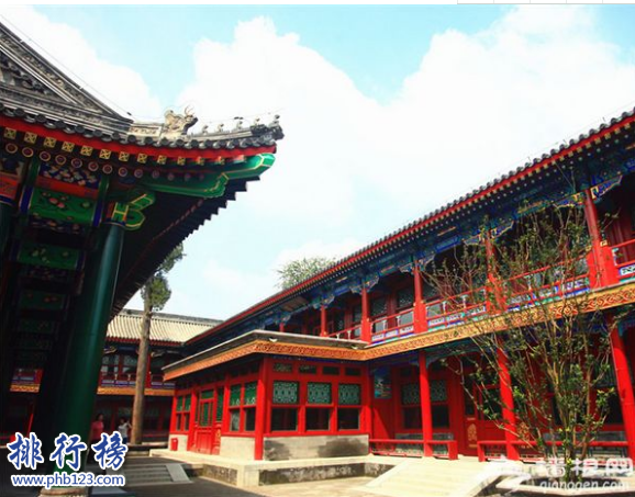 　　导语：北京是中国历史文化名城那里有很多古文化遗迹，一些知名的古人的住所富丽堂皇拥有浓郁的古文化气息和历史底蕴，今天排行榜123网小编为大家整理了北京十大超级豪宅，真的是超级豪华一起来看看。  　　北京十大超级豪宅  　　1.恭王府  　　2.雍亲王府  　　3.庆亲王府  　　4.礼亲王府  　　5.孚郡王府  　　6.醇亲王府  　　7.睿亲王府  　　8.淳亲王府  　　9.郑亲王府  　　10.涛贝勒府  　　十、涛贝勒府  　　涛贝勒府是康熙的第15个儿子愉郡王居住的愉王府，在光绪28年醇亲王奕譞的第7个孩子过继给钟郡王奕詥然后搬到愉王府居住所以改名为涛贝勒府。这里的建筑古典朴素至今还保留这清代宫廷的长廊、楼庭以及假山等。  　　九、郑亲王府  　　郑亲王府位于北京大木仓胡同是清朝努尔哈赤的弟弟舒尔哈齐的第六个儿子济尔哈朗的居住场所，他是清朝的功臣也是唯一被封为叔王封号的人物，乾隆皇帝为他修建园林成为北京所有王府中最好的一个住所，至今还保留着正殿、正门、正寝、配楼等古建筑群体看上去依然气势恢宏。  　　八、淳亲王府  　　淳亲王府位于北京东城区是康熙皇帝的第七个儿子的王府，当时他被封为淳亲王然后就修建了淳亲王府，王府内还保留着当时的一些绿色琉璃瓦以及一些古建筑群体其实磅礴在北京十大超级豪宅中淳亲王府代表着清代王府的典型布局形式。  　　七、睿亲王府  　　睿亲王府是清太祖努尔哈赤第十四子多尔衮的王府，他的住所建筑十分奢华规模庞大房间就有500间另外还有银安殿、二道门、神库、安福堂等古文化建筑有点像一个迷你版的紫禁城里面有花园、宗祠、戏台等。  　　六、醇亲王府  　　醇亲王府曾是康熙大学士纳兰明珠的宅院，是规模最庞大的一个王府1872年醇亲王奕譞居住在这里成了这里的主人，醇亲王府曾出过两个皇帝一个是光绪皇帝另外一个是宣统皇帝可想而知这里的建筑群体是多么的富丽堂皇。  　　五、孚郡王府  　　孚郡王府曾是十三爷胤祥的怡亲王府后来咸丰皇帝赐给6岁的九第的一个府邸，1864年改名为孚王府因为他是皇帝的第9个儿子所以也叫九爷府。当时雍正皇帝在位期间只有十三爷胤祥支持他于是就为他修建了这座宅院。  　　四、礼亲王府  　　礼亲王府位于北京西黄城根南街7号这里曾是明代皇帝的私家住宅，这里曾是和硕礼亲王的住宅这里的房子很多里面保存了很多古时候的建筑在北京十大超级豪宅中的等级是最高的总占地面积约30公顷。  　　三、庆亲王府  　　庆亲王府位于北京西城区定阜街西部路这里是清代庆亲王的府邸，当时他是王府中的首富掌握朝政大权，因为因卖官、招权纳贿收藏了很多名贵的珠宝，同时这里也是乾隆帝的臣子和珅的旧宅这个宅子十分豪气。  　　二、雍亲王府  　　雍亲王府是康熙皇帝的府邸这里曾是两位皇帝的府邸，建筑气势磅礴主要是那种黄色琉璃瓦富有浓厚的古典气息和紫禁城皇宫一样的金碧辉煌另外这里还修建了佛教寺庙成为清朝佛教中心也是规格最高的一座寺庙。  　　一、恭王府  　　恭王府是清代时期最大的一座王府这里大部分建筑都是富丽堂皇的后半部是秀丽的古典私家园林总占地面积约6万平方米，这里还修建了一个藏宝楼总共有两层108个房间放满了古时候的珠宝富可敌国，另外还有西洋门、康熙御笔“福”字碑和室内大戏楼等著名建筑是北京十大豪宅中最豪华的一个王府。  　　结语：以上就是排行榜123网小编为大家盘点的北京十大超级豪宅，这些王府曾是皇帝和皇子的王府至今保存完好，建筑古典气息浓郁文化源远流长。