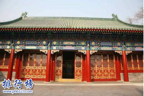 　　导语：北京是中国历史文化名城那里有很多古文化遗迹，一些知名的古人的住所富丽堂皇拥有浓郁的古文化气息和历史底蕴，今天排行榜123网小编为大家整理了北京十大超级豪宅，真的是超级豪华一起来看看。  　　北京十大超级豪宅  　　1.恭王府  　　2.雍亲王府  　　3.庆亲王府  　　4.礼亲王府  　　5.孚郡王府  　　6.醇亲王府  　　7.睿亲王府  　　8.淳亲王府  　　9.郑亲王府  　　10.涛贝勒府  　　十、涛贝勒府  　　涛贝勒府是康熙的第15个儿子愉郡王居住的愉王府，在光绪28年醇亲王奕譞的第7个孩子过继给钟郡王奕詥然后搬到愉王府居住所以改名为涛贝勒府。这里的建筑古典朴素至今还保留这清代宫廷的长廊、楼庭以及假山等。  　　九、郑亲王府  　　郑亲王府位于北京大木仓胡同是清朝努尔哈赤的弟弟舒尔哈齐的第六个儿子济尔哈朗的居住场所，他是清朝的功臣也是唯一被封为叔王封号的人物，乾隆皇帝为他修建园林成为北京所有王府中最好的一个住所，至今还保留着正殿、正门、正寝、配楼等古建筑群体看上去依然气势恢宏。  　　八、淳亲王府  　　淳亲王府位于北京东城区是康熙皇帝的第七个儿子的王府，当时他被封为淳亲王然后就修建了淳亲王府，王府内还保留着当时的一些绿色琉璃瓦以及一些古建筑群体其实磅礴在北京十大超级豪宅中淳亲王府代表着清代王府的典型布局形式。  　　七、睿亲王府  　　睿亲王府是清太祖努尔哈赤第十四子多尔衮的王府，他的住所建筑十分奢华规模庞大房间就有500间另外还有银安殿、二道门、神库、安福堂等古文化建筑有点像一个迷你版的紫禁城里面有花园、宗祠、戏台等。  　　六、醇亲王府  　　醇亲王府曾是康熙大学士纳兰明珠的宅院，是规模最庞大的一个王府1872年醇亲王奕譞居住在这里成了这里的主人，醇亲王府曾出过两个皇帝一个是光绪皇帝另外一个是宣统皇帝可想而知这里的建筑群体是多么的富丽堂皇。  　　五、孚郡王府  　　孚郡王府曾是十三爷胤祥的怡亲王府后来咸丰皇帝赐给6岁的九第的一个府邸，1864年改名为孚王府因为他是皇帝的第9个儿子所以也叫九爷府。当时雍正皇帝在位期间只有十三爷胤祥支持他于是就为他修建了这座宅院。  　　四、礼亲王府  　　礼亲王府位于北京西黄城根南街7号这里曾是明代皇帝的私家住宅，这里曾是和硕礼亲王的住宅这里的房子很多里面保存了很多古时候的建筑在北京十大超级豪宅中的等级是最高的总占地面积约30公顷。  　　三、庆亲王府  　　庆亲王府位于北京西城区定阜街西部路这里是清代庆亲王的府邸，当时他是王府中的首富掌握朝政大权，因为因卖官、招权纳贿收藏了很多名贵的珠宝，同时这里也是乾隆帝的臣子和珅的旧宅这个宅子十分豪气。  　　二、雍亲王府  　　雍亲王府是康熙皇帝的府邸这里曾是两位皇帝的府邸，建筑气势磅礴主要是那种黄色琉璃瓦富有浓厚的古典气息和紫禁城皇宫一样的金碧辉煌另外这里还修建了佛教寺庙成为清朝佛教中心也是规格最高的一座寺庙。  　　一、恭王府  　　恭王府是清代时期最大的一座王府这里大部分建筑都是富丽堂皇的后半部是秀丽的古典私家园林总占地面积约6万平方米，这里还修建了一个藏宝楼总共有两层108个房间放满了古时候的珠宝富可敌国，另外还有西洋门、康熙御笔“福”字碑和室内大戏楼等著名建筑是北京十大豪宅中最豪华的一个王府。  　　结语：以上就是排行榜123网小编为大家盘点的北京十大超级豪宅，这些王府曾是皇帝和皇子的王府至今保存完好，建筑古典气息浓郁文化源远流长。