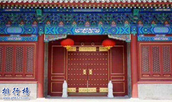 　　导语：北京是中国历史文化名城那里有很多古文化遗迹，一些知名的古人的住所富丽堂皇拥有浓郁的古文化气息和历史底蕴，今天排行榜123网小编为大家整理了北京十大超级豪宅，真的是超级豪华一起来看看。  　　北京十大超级豪宅  　　1.恭王府  　　2.雍亲王府  　　3.庆亲王府  　　4.礼亲王府  　　5.孚郡王府  　　6.醇亲王府  　　7.睿亲王府  　　8.淳亲王府  　　9.郑亲王府  　　10.涛贝勒府  　　十、涛贝勒府  　　涛贝勒府是康熙的第15个儿子愉郡王居住的愉王府，在光绪28年醇亲王奕譞的第7个孩子过继给钟郡王奕詥然后搬到愉王府居住所以改名为涛贝勒府。这里的建筑古典朴素至今还保留这清代宫廷的长廊、楼庭以及假山等。  　　九、郑亲王府  　　郑亲王府位于北京大木仓胡同是清朝努尔哈赤的弟弟舒尔哈齐的第六个儿子济尔哈朗的居住场所，他是清朝的功臣也是唯一被封为叔王封号的人物，乾隆皇帝为他修建园林成为北京所有王府中最好的一个住所，至今还保留着正殿、正门、正寝、配楼等古建筑群体看上去依然气势恢宏。  　　八、淳亲王府  　　淳亲王府位于北京东城区是康熙皇帝的第七个儿子的王府，当时他被封为淳亲王然后就修建了淳亲王府，王府内还保留着当时的一些绿色琉璃瓦以及一些古建筑群体其实磅礴在北京十大超级豪宅中淳亲王府代表着清代王府的典型布局形式。  　　七、睿亲王府  　　睿亲王府是清太祖努尔哈赤第十四子多尔衮的王府，他的住所建筑十分奢华规模庞大房间就有500间另外还有银安殿、二道门、神库、安福堂等古文化建筑有点像一个迷你版的紫禁城里面有花园、宗祠、戏台等。  　　六、醇亲王府  　　醇亲王府曾是康熙大学士纳兰明珠的宅院，是规模最庞大的一个王府1872年醇亲王奕譞居住在这里成了这里的主人，醇亲王府曾出过两个皇帝一个是光绪皇帝另外一个是宣统皇帝可想而知这里的建筑群体是多么的富丽堂皇。  　　五、孚郡王府  　　孚郡王府曾是十三爷胤祥的怡亲王府后来咸丰皇帝赐给6岁的九第的一个府邸，1864年改名为孚王府因为他是皇帝的第9个儿子所以也叫九爷府。当时雍正皇帝在位期间只有十三爷胤祥支持他于是就为他修建了这座宅院。  　　四、礼亲王府  　　礼亲王府位于北京西黄城根南街7号这里曾是明代皇帝的私家住宅，这里曾是和硕礼亲王的住宅这里的房子很多里面保存了很多古时候的建筑在北京十大超级豪宅中的等级是最高的总占地面积约30公顷。  　　三、庆亲王府  　　庆亲王府位于北京西城区定阜街西部路这里是清代庆亲王的府邸，当时他是王府中的首富掌握朝政大权，因为因卖官、招权纳贿收藏了很多名贵的珠宝，同时这里也是乾隆帝的臣子和珅的旧宅这个宅子十分豪气。  　　二、雍亲王府  　　雍亲王府是康熙皇帝的府邸这里曾是两位皇帝的府邸，建筑气势磅礴主要是那种黄色琉璃瓦富有浓厚的古典气息和紫禁城皇宫一样的金碧辉煌另外这里还修建了佛教寺庙成为清朝佛教中心也是规格最高的一座寺庙。  　　一、恭王府  　　恭王府是清代时期最大的一座王府这里大部分建筑都是富丽堂皇的后半部是秀丽的古典私家园林总占地面积约6万平方米，这里还修建了一个藏宝楼总共有两层108个房间放满了古时候的珠宝富可敌国，另外还有西洋门、康熙御笔“福”字碑和室内大戏楼等著名建筑是北京十大豪宅中最豪华的一个王府。  　　结语：以上就是排行榜123网小编为大家盘点的北京十大超级豪宅，这些王府曾是皇帝和皇子的王府至今保存完好，建筑古典气息浓郁文化源远流长。