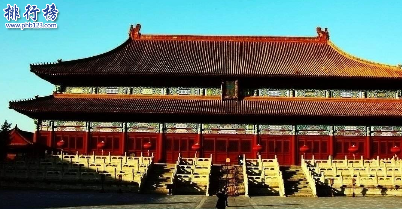 　　导语：北京是中国历史文化名城那里有很多古文化遗迹，一些知名的古人的住所富丽堂皇拥有浓郁的古文化气息和历史底蕴，今天排行榜123网小编为大家整理了北京十大超级豪宅，真的是超级豪华一起来看看。  　　北京十大超级豪宅  　　1.恭王府  　　2.雍亲王府  　　3.庆亲王府  　　4.礼亲王府  　　5.孚郡王府  　　6.醇亲王府  　　7.睿亲王府  　　8.淳亲王府  　　9.郑亲王府  　　10.涛贝勒府  　　十、涛贝勒府  　　涛贝勒府是康熙的第15个儿子愉郡王居住的愉王府，在光绪28年醇亲王奕譞的第7个孩子过继给钟郡王奕詥然后搬到愉王府居住所以改名为涛贝勒府。这里的建筑古典朴素至今还保留这清代宫廷的长廊、楼庭以及假山等。  　　九、郑亲王府  　　郑亲王府位于北京大木仓胡同是清朝努尔哈赤的弟弟舒尔哈齐的第六个儿子济尔哈朗的居住场所，他是清朝的功臣也是唯一被封为叔王封号的人物，乾隆皇帝为他修建园林成为北京所有王府中最好的一个住所，至今还保留着正殿、正门、正寝、配楼等古建筑群体看上去依然气势恢宏。  　　八、淳亲王府  　　淳亲王府位于北京东城区是康熙皇帝的第七个儿子的王府，当时他被封为淳亲王然后就修建了淳亲王府，王府内还保留着当时的一些绿色琉璃瓦以及一些古建筑群体其实磅礴在北京十大超级豪宅中淳亲王府代表着清代王府的典型布局形式。  　　七、睿亲王府  　　睿亲王府是清太祖努尔哈赤第十四子多尔衮的王府，他的住所建筑十分奢华规模庞大房间就有500间另外还有银安殿、二道门、神库、安福堂等古文化建筑有点像一个迷你版的紫禁城里面有花园、宗祠、戏台等。  　　六、醇亲王府  　　醇亲王府曾是康熙大学士纳兰明珠的宅院，是规模最庞大的一个王府1872年醇亲王奕譞居住在这里成了这里的主人，醇亲王府曾出过两个皇帝一个是光绪皇帝另外一个是宣统皇帝可想而知这里的建筑群体是多么的富丽堂皇。  　　五、孚郡王府  　　孚郡王府曾是十三爷胤祥的怡亲王府后来咸丰皇帝赐给6岁的九第的一个府邸，1864年改名为孚王府因为他是皇帝的第9个儿子所以也叫九爷府。当时雍正皇帝在位期间只有十三爷胤祥支持他于是就为他修建了这座宅院。  　　四、礼亲王府  　　礼亲王府位于北京西黄城根南街7号这里曾是明代皇帝的私家住宅，这里曾是和硕礼亲王的住宅这里的房子很多里面保存了很多古时候的建筑在北京十大超级豪宅中的等级是最高的总占地面积约30公顷。  　　三、庆亲王府  　　庆亲王府位于北京西城区定阜街西部路这里是清代庆亲王的府邸，当时他是王府中的首富掌握朝政大权，因为因卖官、招权纳贿收藏了很多名贵的珠宝，同时这里也是乾隆帝的臣子和珅的旧宅这个宅子十分豪气。  　　二、雍亲王府  　　雍亲王府是康熙皇帝的府邸这里曾是两位皇帝的府邸，建筑气势磅礴主要是那种黄色琉璃瓦富有浓厚的古典气息和紫禁城皇宫一样的金碧辉煌另外这里还修建了佛教寺庙成为清朝佛教中心也是规格最高的一座寺庙。  　　一、恭王府  　　恭王府是清代时期最大的一座王府这里大部分建筑都是富丽堂皇的后半部是秀丽的古典私家园林总占地面积约6万平方米，这里还修建了一个藏宝楼总共有两层108个房间放满了古时候的珠宝富可敌国，另外还有西洋门、康熙御笔“福”字碑和室内大戏楼等著名建筑是北京十大豪宅中最豪华的一个王府。  　　结语：以上就是排行榜123网小编为大家盘点的北京十大超级豪宅，这些王府曾是皇帝和皇子的王府至今保存完好，建筑古典气息浓郁文化源远流长。