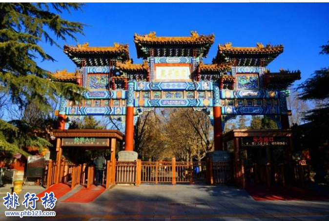 　　导语：北京是中国历史文化名城那里有很多古文化遗迹，一些知名的古人的住所富丽堂皇拥有浓郁的古文化气息和历史底蕴，今天排行榜123网小编为大家整理了北京十大超级豪宅，真的是超级豪华一起来看看。  　　北京十大超级豪宅  　　1.恭王府  　　2.雍亲王府  　　3.庆亲王府  　　4.礼亲王府  　　5.孚郡王府  　　6.醇亲王府  　　7.睿亲王府  　　8.淳亲王府  　　9.郑亲王府  　　10.涛贝勒府  　　十、涛贝勒府  　　涛贝勒府是康熙的第15个儿子愉郡王居住的愉王府，在光绪28年醇亲王奕譞的第7个孩子过继给钟郡王奕詥然后搬到愉王府居住所以改名为涛贝勒府。这里的建筑古典朴素至今还保留这清代宫廷的长廊、楼庭以及假山等。  　　九、郑亲王府  　　郑亲王府位于北京大木仓胡同是清朝努尔哈赤的弟弟舒尔哈齐的第六个儿子济尔哈朗的居住场所，他是清朝的功臣也是唯一被封为叔王封号的人物，乾隆皇帝为他修建园林成为北京所有王府中最好的一个住所，至今还保留着正殿、正门、正寝、配楼等古建筑群体看上去依然气势恢宏。  　　八、淳亲王府  　　淳亲王府位于北京东城区是康熙皇帝的第七个儿子的王府，当时他被封为淳亲王然后就修建了淳亲王府，王府内还保留着当时的一些绿色琉璃瓦以及一些古建筑群体其实磅礴在北京十大超级豪宅中淳亲王府代表着清代王府的典型布局形式。  　　七、睿亲王府  　　睿亲王府是清太祖努尔哈赤第十四子多尔衮的王府，他的住所建筑十分奢华规模庞大房间就有500间另外还有银安殿、二道门、神库、安福堂等古文化建筑有点像一个迷你版的紫禁城里面有花园、宗祠、戏台等。  　　六、醇亲王府  　　醇亲王府曾是康熙大学士纳兰明珠的宅院，是规模最庞大的一个王府1872年醇亲王奕譞居住在这里成了这里的主人，醇亲王府曾出过两个皇帝一个是光绪皇帝另外一个是宣统皇帝可想而知这里的建筑群体是多么的富丽堂皇。  　　五、孚郡王府  　　孚郡王府曾是十三爷胤祥的怡亲王府后来咸丰皇帝赐给6岁的九第的一个府邸，1864年改名为孚王府因为他是皇帝的第9个儿子所以也叫九爷府。当时雍正皇帝在位期间只有十三爷胤祥支持他于是就为他修建了这座宅院。  　　四、礼亲王府  　　礼亲王府位于北京西黄城根南街7号这里曾是明代皇帝的私家住宅，这里曾是和硕礼亲王的住宅这里的房子很多里面保存了很多古时候的建筑在北京十大超级豪宅中的等级是最高的总占地面积约30公顷。  　　三、庆亲王府  　　庆亲王府位于北京西城区定阜街西部路这里是清代庆亲王的府邸，当时他是王府中的首富掌握朝政大权，因为因卖官、招权纳贿收藏了很多名贵的珠宝，同时这里也是乾隆帝的臣子和珅的旧宅这个宅子十分豪气。  　　二、雍亲王府  　　雍亲王府是康熙皇帝的府邸这里曾是两位皇帝的府邸，建筑气势磅礴主要是那种黄色琉璃瓦富有浓厚的古典气息和紫禁城皇宫一样的金碧辉煌另外这里还修建了佛教寺庙成为清朝佛教中心也是规格最高的一座寺庙。  　　一、恭王府  　　恭王府是清代时期最大的一座王府这里大部分建筑都是富丽堂皇的后半部是秀丽的古典私家园林总占地面积约6万平方米，这里还修建了一个藏宝楼总共有两层108个房间放满了古时候的珠宝富可敌国，另外还有西洋门、康熙御笔“福”字碑和室内大戏楼等著名建筑是北京十大豪宅中最豪华的一个王府。  　　结语：以上就是排行榜123网小编为大家盘点的北京十大超级豪宅，这些王府曾是皇帝和皇子的王府至今保存完好，建筑古典气息浓郁文化源远流长。