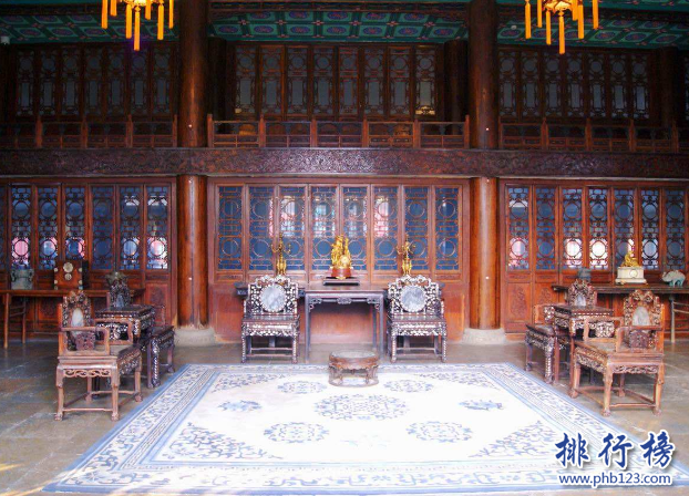 　　导语：北京是中国历史文化名城那里有很多古文化遗迹，一些知名的古人的住所富丽堂皇拥有浓郁的古文化气息和历史底蕴，今天排行榜123网小编为大家整理了北京十大超级豪宅，真的是超级豪华一起来看看。  　　北京十大超级豪宅  　　1.恭王府  　　2.雍亲王府  　　3.庆亲王府  　　4.礼亲王府  　　5.孚郡王府  　　6.醇亲王府  　　7.睿亲王府  　　8.淳亲王府  　　9.郑亲王府  　　10.涛贝勒府  　　十、涛贝勒府  　　涛贝勒府是康熙的第15个儿子愉郡王居住的愉王府，在光绪28年醇亲王奕譞的第7个孩子过继给钟郡王奕詥然后搬到愉王府居住所以改名为涛贝勒府。这里的建筑古典朴素至今还保留这清代宫廷的长廊、楼庭以及假山等。  　　九、郑亲王府  　　郑亲王府位于北京大木仓胡同是清朝努尔哈赤的弟弟舒尔哈齐的第六个儿子济尔哈朗的居住场所，他是清朝的功臣也是唯一被封为叔王封号的人物，乾隆皇帝为他修建园林成为北京所有王府中最好的一个住所，至今还保留着正殿、正门、正寝、配楼等古建筑群体看上去依然气势恢宏。  　　八、淳亲王府  　　淳亲王府位于北京东城区是康熙皇帝的第七个儿子的王府，当时他被封为淳亲王然后就修建了淳亲王府，王府内还保留着当时的一些绿色琉璃瓦以及一些古建筑群体其实磅礴在北京十大超级豪宅中淳亲王府代表着清代王府的典型布局形式。  　　七、睿亲王府  　　睿亲王府是清太祖努尔哈赤第十四子多尔衮的王府，他的住所建筑十分奢华规模庞大房间就有500间另外还有银安殿、二道门、神库、安福堂等古文化建筑有点像一个迷你版的紫禁城里面有花园、宗祠、戏台等。  　　六、醇亲王府  　　醇亲王府曾是康熙大学士纳兰明珠的宅院，是规模最庞大的一个王府1872年醇亲王奕譞居住在这里成了这里的主人，醇亲王府曾出过两个皇帝一个是光绪皇帝另外一个是宣统皇帝可想而知这里的建筑群体是多么的富丽堂皇。  　　五、孚郡王府  　　孚郡王府曾是十三爷胤祥的怡亲王府后来咸丰皇帝赐给6岁的九第的一个府邸，1864年改名为孚王府因为他是皇帝的第9个儿子所以也叫九爷府。当时雍正皇帝在位期间只有十三爷胤祥支持他于是就为他修建了这座宅院。  　　四、礼亲王府  　　礼亲王府位于北京西黄城根南街7号这里曾是明代皇帝的私家住宅，这里曾是和硕礼亲王的住宅这里的房子很多里面保存了很多古时候的建筑在北京十大超级豪宅中的等级是最高的总占地面积约30公顷。  　　三、庆亲王府  　　庆亲王府位于北京西城区定阜街西部路这里是清代庆亲王的府邸，当时他是王府中的首富掌握朝政大权，因为因卖官、招权纳贿收藏了很多名贵的珠宝，同时这里也是乾隆帝的臣子和珅的旧宅这个宅子十分豪气。  　　二、雍亲王府  　　雍亲王府是康熙皇帝的府邸这里曾是两位皇帝的府邸，建筑气势磅礴主要是那种黄色琉璃瓦富有浓厚的古典气息和紫禁城皇宫一样的金碧辉煌另外这里还修建了佛教寺庙成为清朝佛教中心也是规格最高的一座寺庙。  　　一、恭王府  　　恭王府是清代时期最大的一座王府这里大部分建筑都是富丽堂皇的后半部是秀丽的古典私家园林总占地面积约6万平方米，这里还修建了一个藏宝楼总共有两层108个房间放满了古时候的珠宝富可敌国，另外还有西洋门、康熙御笔“福”字碑和室内大戏楼等著名建筑是北京十大豪宅中最豪华的一个王府。  　　结语：以上就是排行榜123网小编为大家盘点的北京十大超级豪宅，这些王府曾是皇帝和皇子的王府至今保存完好，建筑古典气息浓郁文化源远流长。