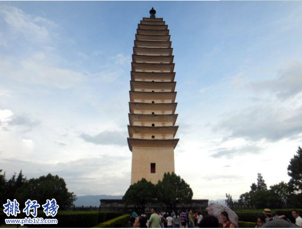 　　导语:中国古代建筑中塔是具有代表性的古老建筑精品，是古代劳动人民的智慧结晶，不管是设计还是工艺图案都是那么的精美。这些塔我们在佛教的寺庙经常可以看到是很美的建筑景观。今天排行榜123网小编盘点了中国四大名塔，一起来看看。  　　中国四大名塔: 嵩岳寺塔、千寻塔、飞虹塔、释迦塔  　　四、释迦塔  　　建立时间：公元前1056年  　　地理位置：山西省应县金城镇  　　释迦塔位于山西省朔州市应县城西北佛宫寺内，建立时间是公元前1056年，塔高67米，有2层，下面是方形的上面是八角形的。看上去很雄伟很壮观。塔内有壁画以及菩萨塑像。后来又重新修建了牌坊、钟鼓楼、大雄宝殿等成为目前最古老的一座木构塔式建筑。1961年被国务院评选为重点文物保护单位。  　　三、飞虹塔  　　始建：公元147年  　　地理位置：山西省临汾  　　飞虹塔位于临汾市洪洞县广胜寺内，建于汉代前身是阿育王塔后来经过修建成为现在的飞虹塔。塔高47米，平面八角形的，是十三檐的楼阁式佛塔最底部的回廊是木头做的，其余的都是青砖做成的，用七色琉璃装饰一层一组的图案，看上去色彩斑斓像美丽的彩虹，所以最后取名为飞虹塔。  　　二、千寻塔  　　建成时间：公元九世纪  　　地理位置：云南大理县  　　千寻塔建于公元前九世纪，又称法界通灵明道乘塔位于云南大理崇圣寺内，在中国四大民塔中是最大的一个，塔中间是空的可以给人攀岩。在明代的时候李元阳又重新翻修了有阁、七楼、九殿、百厦等塔高69米，总共有16层，每一层的中间都有白色的大理石塑像，后来又修建了规模庞大的崇圣寺成为著名的旅游景区。  　　一、嵩岳寺塔  　　始建：北魏宣武帝永平二年  　　地理位置：河南省登封市  　　嵩岳寺塔位于登封市南麓崇山嵩岳寺内，已经有1400多年的历史。之前是宣武帝的宫殿后来改建为佛教寺院改名为闲居寺，这里住着和尚700多人，唐朝年间武则天游玩嵩山时把这里当作行宫。嵩岳寺塔都是用浑砖砌成，外面涂的白石灰，里面是楼阁式的建筑风格是目前中国最古老的一个砖塔。塔高41米长34米左右，形状是一个十二角形，中间是正八角形。像这样的建筑风格是绝无仅有的，看上去很雄伟很漂亮。  　　结语：以上就是排行榜123网小编为大家盘点的中国四大名塔，每座塔的设计和工艺都是建筑中的精品，是人类智慧的结晶也是最值得观看的景观。