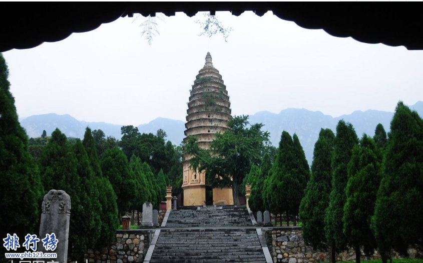 　　导语:中国古代建筑中塔是具有代表性的古老建筑精品，是古代劳动人民的智慧结晶，不管是设计还是工艺图案都是那么的精美。这些塔我们在佛教的寺庙经常可以看到是很美的建筑景观。今天排行榜123网小编盘点了中国四大名塔，一起来看看。  　　中国四大名塔: 嵩岳寺塔、千寻塔、飞虹塔、释迦塔  　　四、释迦塔  　　建立时间：公元前1056年  　　地理位置：山西省应县金城镇  　　释迦塔位于山西省朔州市应县城西北佛宫寺内，建立时间是公元前1056年，塔高67米，有2层，下面是方形的上面是八角形的。看上去很雄伟很壮观。塔内有壁画以及菩萨塑像。后来又重新修建了牌坊、钟鼓楼、大雄宝殿等成为目前最古老的一座木构塔式建筑。1961年被国务院评选为重点文物保护单位。  　　三、飞虹塔  　　始建：公元147年  　　地理位置：山西省临汾  　　飞虹塔位于临汾市洪洞县广胜寺内，建于汉代前身是阿育王塔后来经过修建成为现在的飞虹塔。塔高47米，平面八角形的，是十三檐的楼阁式佛塔最底部的回廊是木头做的，其余的都是青砖做成的，用七色琉璃装饰一层一组的图案，看上去色彩斑斓像美丽的彩虹，所以最后取名为飞虹塔。  　　二、千寻塔  　　建成时间：公元九世纪  　　地理位置：云南大理县  　　千寻塔建于公元前九世纪，又称法界通灵明道乘塔位于云南大理崇圣寺内，在中国四大民塔中是最大的一个，塔中间是空的可以给人攀岩。在明代的时候李元阳又重新翻修了有阁、七楼、九殿、百厦等塔高69米，总共有16层，每一层的中间都有白色的大理石塑像，后来又修建了规模庞大的崇圣寺成为著名的旅游景区。  　　一、嵩岳寺塔  　　始建：北魏宣武帝永平二年  　　地理位置：河南省登封市  　　嵩岳寺塔位于登封市南麓崇山嵩岳寺内，已经有1400多年的历史。之前是宣武帝的宫殿后来改建为佛教寺院改名为闲居寺，这里住着和尚700多人，唐朝年间武则天游玩嵩山时把这里当作行宫。嵩岳寺塔都是用浑砖砌成，外面涂的白石灰，里面是楼阁式的建筑风格是目前中国最古老的一个砖塔。塔高41米长34米左右，形状是一个十二角形，中间是正八角形。像这样的建筑风格是绝无仅有的，看上去很雄伟很漂亮。  　　结语：以上就是排行榜123网小编为大家盘点的中国四大名塔，每座塔的设计和工艺都是建筑中的精品，是人类智慧的结晶也是最值得观看的景观。