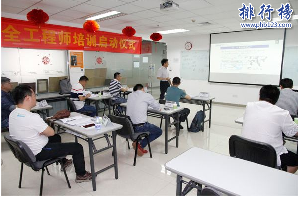 　　导语：北京是一个人才众多的城市想要在这个城市立足就需要不断的提升自己，不管是出国留学还是你有一个翻译家的梦想只要选对了学校都可以帮助你完成梦想的。下面排行榜123网小编为大家盘点了北京十大小语种培训机构排名介绍，希望可以帮助到大家。  　　北京十大小语种培训机构  　　1、北京外国语大学培训学院  　　2、北京新东方小语种学校  　　3、樱花国际日语  　　4、北京樱田教育中心  　　5、北京新动力学校  　　6、北京瀚士轩语言培训学校  　　7、北京旭博外语培训学校  　　8、北京凯特语言中心  　　9、塞万提斯学院  　　10、新天方阿拉伯语培训中心  　　十、新天方阿拉伯语培训中心  　　新天方阿拉伯语培训中心成立于2008年总部位于北京，学校主要是从事阿拉伯语人才培养服务，主要服务内容有语言培训、翻译、留学签证等业务，为中国和阿拉伯的文化交流打好基础努力打造中国阿拉伯语第一服务品牌。  　　九、塞万提斯学院  　　塞万提斯学院成立于1991年是一家专业的阿拉伯语言培训学校与20几个国家长期合作共同推动西班牙语的语言教学，学校会为学子举办文化展览活动其中包括讲座、文学交流、音乐表演等成为学员信赖的阿拉伯语培训学校。  　　八、北京凯特语言中心  　　北京凯特语言中心创立于2012年是一家专业的外语培训服务，在北京拥有3家培训机构以及一家考试中心，帮助上千名学员本能流利自信的说外语，为每一位学子制定高效率的学习方案对每一位学员负责。  　　七、北京旭博外语培训学校  　　北京旭博外语培训学校成立于2012年办学10多年来整合了大量的北大和优秀的外语老师为广大外语爱好者提供专业优质的服务，学校总共分为多语种部、考研部、留学和就业部等多个部门学校环境优越设备齐全保证每位学子的能顺利的通过考试。  　　六、北京瀚士轩语言培训学校  　　北京瀚士轩语言培训是全国小语种专业学校，学校制定了独特的语言学习方案，成功帮助很多学员流利的说外语。在北京小语种培训机构中以完美超值的服务赢得了无数学员的好评和赞誉。  　　五、北京新动力学校  　　北京新动力学校成立于2001年是一家专业的语言培训中心，主要培训的语言有英语、德语、法语、韩语等多个语种学习课程，不管是出国留学还是提升语言能力都可以选择该校，学校师资力量雄厚培养了无数杰出的学员。  　　四、北京樱田教育中心  　　北京樱田教育中心是一家专业的欧美亚洲语言培训的专业院校，主要课程有韩语、日语、德语、法语等多个国家的语言，帮助了很多要去留学的学生以及职业精英成功流利的说外语，保证每位学员能开口用外语交流制定一系列有趣的学习方法。  　　三、樱花国际日语  　　樱花国际日语是一家专业的日语培训学校，是北京十大小语种培训机构之一学校有经验丰富的教学老师以及先进的教学设备为每一位学员制定多种学习方案帮助学生快速成长改变传统的死记硬背的观念让学生多动口交流解决所有学员中的一切难题。  　　二、北京新东方小语种学校  　　北京新东方小语种项目是新东方教育集团成立的一个知名的教育品牌，为学生提供德语、日语、西班牙语等6个国家的语种学习，学校的老师都是名牌大学请来的有多年的教学经验帮助那些留学以及想提升自己的学员成为完成梦想，为上万名工作者实现升值的机会。  　　一、北京外国语大学培训学院  　　北京外国语大学培训学院是一家专业的外国语院校主要课程有英语、小语种、翻译等在北京十大小语种培训机构中排名第一不管你是出国留学还是喜欢翻译这个工作都可以来这里提升自己，学校环境优美设施完善拥有强大的师资团队帮助无数学子成功完成自己的留学梦想。  　　结语：以上就是排行榜123网小编为大家盘点的北京十大小语种培训机构排名简介，大家如果想出国留学或者海外旅游提升个人能力都可以考虑这些培训机构，学校真的不错。