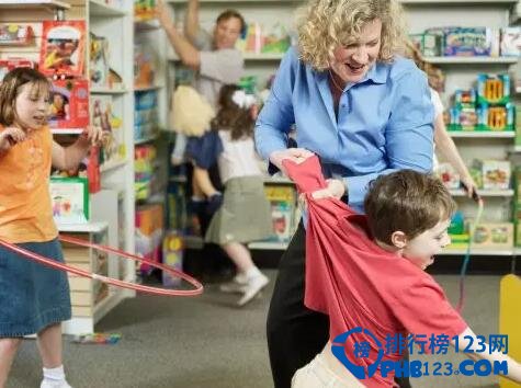 10大愚蠢教育排行榜，父母毁孩子的典型表现！