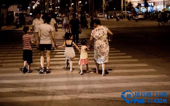 10大愚蠢教育排行榜，父母毁孩子的典型表现！