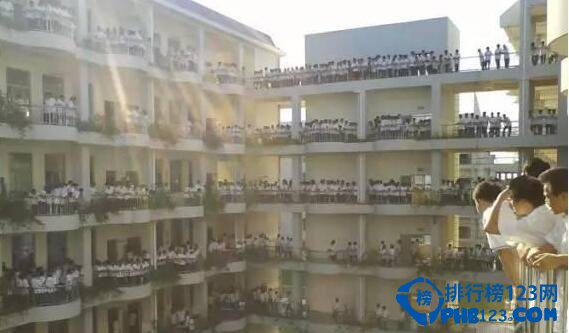 在海口的众多中学里面排行榜123网的小编为您盘点了海口十大中学，希望海口十大中学的排行榜能对您提供帮助~