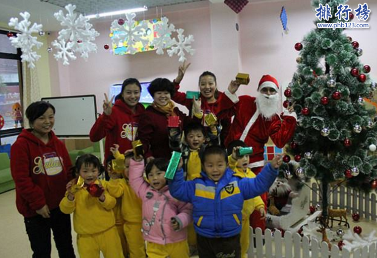 　　导语：现在的父母普遍比较溺爱孩子，想要给自己的孩子提供最好的学习环境，好的启蒙老师帮助孩子的各方面都不输在起跑线上，所以会选择一些比较好的幼儿园来培养孩子，那么你知道武汉有哪些比较好的幼儿园吗?今天排行榜123网小编为大家盘点了武汉私立幼儿园排名希望可以帮助到各位家长。  　　武汉私立幼儿园排名  　　1、武汉加州幼儿园  　　2、小小橡树幼儿园  　　3、万科乔登美语  　　4、马荣国际幼儿园  　　5、武汉快乐天使幼儿园  　　6、旺斯达幼儿园  　　7、丽晶幼儿园  　　8、海工大幼儿园  　　9、北湖艺校幼儿园  　　10、武汉騰骏幼儿园  　　十、武汉騰骏幼儿园  　　武汉騰骏幼儿园是一家高端的私立幼儿园地址位于光谷关山口特1号虹景花园内。学校开设有兴趣班提供的服务有校服、小车、教材等由5栋纯北美原装别墅组成，占地10亩看起来非常高端大气上档次，为小朋友制定各种花样美食有专业的英语老师以及舞蹈、钢琴老师让您的宝宝不输在起跑线上。  　　九、武汉艺校幼儿园  　　武汉市艺术学校附属幼儿园成立于1985年是全日制幼儿园，学校开设的有舞蹈、英语、钢琴、京剧、表演等兴趣班另外还有特色班如拉丁舞就是学费比较贵一年需要1万元左右。在武汉私立幼儿园排名第八受到无数家长得信赖。  　　八、武汉海工大幼儿园  　　武汉海工大幼儿园位于硚口区宝丰路海军工程学院内，是一家私立幼儿园以诚信为本为孩子们提供优质安全的服务对每一位孩子认真负责据说一年学费有点高得1万2左右但是凭借良好的声誉赢得了无数家长得信赖。  　　七、丽晶幼儿园  　　丽晶幼儿园是一个高端的私立幼儿园，学校老师对孩子认真负责素质很高，从来不对小孩子发脾气。幼儿园地址位于武汉市江岸区百步亭花园同温层秀泽园北区内，学校收费内容很多伙食费、兴趣班、教材费等一年得花2万元左右。  　　六、旺斯达幼儿园  　　旺斯达幼儿园属于纽宾凯集团旗下的一个私立幼儿园目前已经开办了17所这样的幼儿园，公司实力雄厚拥有丰富的社会管理资源以及优秀的教师团队为儿童提供一流的教学服务成为国际化的特色幼儿园。  　　五、武汉快乐天使幼儿园  　　快乐天使幼儿园成立于2003年是市级幼儿园位于武汉市江岸区安居路150号，已经发展有15年的时间拥有先进的教学设备和音乐教室以及玩水池和植物园地等拥有一流的师资力量和丰富经验的管理团队创造现代化特色幼儿园。  　　四、马荣国际幼儿园  　　马荣国际幼儿园是一家高端的私立幼儿园，学校拥有经验丰富的教师团队以及环境良好的教室，另外还有艺术工作室、图书馆、动漫空间等学校老师认真负责对小孩态度很好，在武汉私立幼儿园排名第四老师会引导小朋友学习很多东西比如诗歌、英语、儿歌等。  　　三、金银湖万科乔登美语  　　金银湖万科乔登美语总部位于中国台湾，武汉这边是开设的一个连锁私立幼儿园，学校环境优美每个教室都有电脑以及钢琴等另外还有主题教室大蘑菇、开心马戏团等每个班都有英语老师教小朋友英语，让孩子了解世界各国文化增长孩子的视野长大后能够成为国际人才。  　　二、小小橡树幼儿园  　　小小橡树幼儿园是一所高端的私立幼儿园，成立于2005年幼儿园地址位于湖北省武汉市东西湖区常青花园人工湖旁，开设有4个国际班以及4个普通班学校教学环境非常好，走进去就有种土豪的气息当然学费也不便宜一年得1万8千元左右。  　　一、武汉加州幼儿园  　　加州幼儿园是一所以英语、艺术、科学为一体的一家高端特色幼儿园，在武汉市有2个校区其中一个地址在江岸区永清小路黄浦大街武铁佳苑内，学校开设18个教学班29多个多媒体教室以及特别大的艺术大厅另外还有图书馆学校以特色课和艺术课为主小孩子可以学习骑马、美术、英语、钢琴等在武汉私立幼儿园排名第一实力雄厚成为家长信赖的幼儿园。  　　结语：以上就是排行榜123网小编为大家盘点的武汉私立幼儿园排名简介，这些幼儿园的办学质量和师资力量强大从小培养孩子的兴趣爱好不让孩子输在起跑线上。