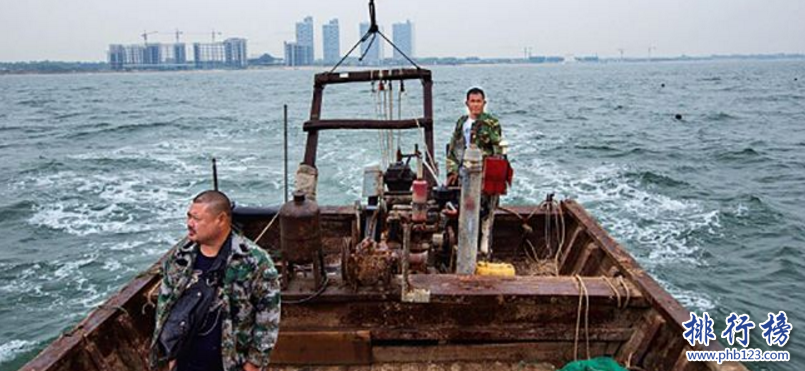 　　导语：渔业是中国一个重要的资源，各大渔场资源丰富盛产各种鱼类为人民的生活提供食品。那么你可能还不了解中国最知名的渔场是哪几个?今天排行榜123网小编盘点了中国四大渔场，一起来了解一下吧!  　　中国四大渔场：南部沿海渔场、舟山渔场、黄渤海湾渔场、北部湾渔场  　　四、北部湾渔场  　　北部湾渔场位于我国西北部的一个大海湾，是中国四大渔场之一，资源丰富这里盛产各种鱼类如：沙丁鱼、金枪鱼、比目鱼、金线鱼等50几种鱼类，海里还有海鲜类如虾子、螃蟹、扇贝等这里是大力发展水产养殖的场所我们生活中有吃到的牡蛎、文蛤等。涠洲岛、莺歌海等海底石油资源也是非常可观的，沿岸河口地区有许多红树林。  　　三、黄渤海湾渔场  　　黄渤海渔场里面的生物有18种其中包括黄鲫、小带鱼、鲈鱼等另外还有浮游动物中华哲水蚤、叶剑水蚤等这里盛产渔期的时间是4月到11月，这里有大量的小黄鱼、虾、蓝点马鲛等这里的水很浅底质都是淤泥，这几年这里大力发展石油项目，海洋的生存环境被破坏，已经渐渐丧失渔场功能。  　　二、舟山渔场  　　舟山渔场是浙江、江苏、福建等地的渔民作业区域，自古以来渔业资源就很丰富，在中国四大渔场是最大的一个渔场，这里大概有近360种鱼类，其中包括小黄鱼、带鱼、墨鱼等同时这里也是中国四大家鱼的主要养殖场所，渔民把这里的渔场划分为几个区域嵊山渔场、黄泽渔场、中街山渔场和金塘渔场等9个渔场，由于长期的捕捞导致这里的海洋被污染，资源也衰退了当地政府对这里也实施补救计划。  　　一、南部沿海渔场  　　南海渔场是我国热带渔场这里的海洋资源十分丰富，大海里有400多种鱼类如红鱼、飞鱼、石斑鱼等主要鱼类，海产品包括海参、珍珠、鲍鱼等几十种，最名贵的是棱皮龟和梅花参，这里还盛产珍珠、麒麟等十几种宝贝，不过这几年大量的养殖鱼类导致海域污染严重再也没办法生产高质量的海产品了，这几年海域附近开发频繁，其实渔场早就名存实亡了。  　　结语：以上就是排行榜123网小编为大家盘点的中国四大渔场，这些渔场里面有丰富的渔业资源盛产几百种鱼类，但是这几年石油开发、附近海域又有其它项目导致海洋污染严重，几乎已经名存实亡了。