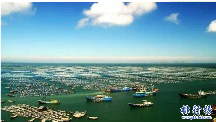 　　导语：渔业是中国一个重要的资源，各大渔场资源丰富盛产各种鱼类为人民的生活提供食品。那么你可能还不了解中国最知名的渔场是哪几个?今天排行榜123网小编盘点了中国四大渔场，一起来了解一下吧!  　　中国四大渔场：南部沿海渔场、舟山渔场、黄渤海湾渔场、北部湾渔场  　　四、北部湾渔场  　　北部湾渔场位于我国西北部的一个大海湾，是中国四大渔场之一，资源丰富这里盛产各种鱼类如：沙丁鱼、金枪鱼、比目鱼、金线鱼等50几种鱼类，海里还有海鲜类如虾子、螃蟹、扇贝等这里是大力发展水产养殖的场所我们生活中有吃到的牡蛎、文蛤等。涠洲岛、莺歌海等海底石油资源也是非常可观的，沿岸河口地区有许多红树林。  　　三、黄渤海湾渔场  　　黄渤海渔场里面的生物有18种其中包括黄鲫、小带鱼、鲈鱼等另外还有浮游动物中华哲水蚤、叶剑水蚤等这里盛产渔期的时间是4月到11月，这里有大量的小黄鱼、虾、蓝点马鲛等这里的水很浅底质都是淤泥，这几年这里大力发展石油项目，海洋的生存环境被破坏，已经渐渐丧失渔场功能。  　　二、舟山渔场  　　舟山渔场是浙江、江苏、福建等地的渔民作业区域，自古以来渔业资源就很丰富，在中国四大渔场是最大的一个渔场，这里大概有近360种鱼类，其中包括小黄鱼、带鱼、墨鱼等同时这里也是中国四大家鱼的主要养殖场所，渔民把这里的渔场划分为几个区域嵊山渔场、黄泽渔场、中街山渔场和金塘渔场等9个渔场，由于长期的捕捞导致这里的海洋被污染，资源也衰退了当地政府对这里也实施补救计划。  　　一、南部沿海渔场  　　南海渔场是我国热带渔场这里的海洋资源十分丰富，大海里有400多种鱼类如红鱼、飞鱼、石斑鱼等主要鱼类，海产品包括海参、珍珠、鲍鱼等几十种，最名贵的是棱皮龟和梅花参，这里还盛产珍珠、麒麟等十几种宝贝，不过这几年大量的养殖鱼类导致海域污染严重再也没办法生产高质量的海产品了，这几年海域附近开发频繁，其实渔场早就名存实亡了。  　　结语：以上就是排行榜123网小编为大家盘点的中国四大渔场，这些渔场里面有丰富的渔业资源盛产几百种鱼类，但是这几年石油开发、附近海域又有其它项目导致海洋污染严重，几乎已经名存实亡了。