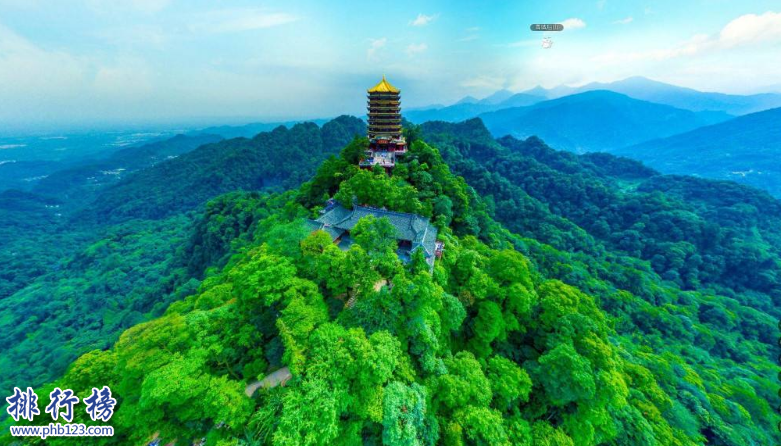 　　导语：说起道教我们可能在武侠电视剧里面有了解一些，道教是古人创立的门派，大量修建道院和一些古文化建筑物至今已经有几千年的历史，成为了国家宗教旅游圣地。今天排行榜123网小编盘点了中国四大道教名山的相关介绍一起来了解一下。  　　中国四大道教名山：武当山、龙虎山、齐云山、青城山  　　四、青城山  　　景点：上清宫、祖师殿、全真观、朝阳洞、老君阁  　　位置：四川省成都都江堰市  　　青城山是全真道的圣地，位于四川省都江堰市。从东汉时期到现在已经有2000多年的历史，经历了很多朝代隋唐、北宋、明代、康熙年间等据说当时张陵来到此处创立了道教当时很多弟子来这里拜师，这里有很多古文化遗迹其中包括祖师殿、圆明宫、老君阁、玉清宫、朝阳洞等多个道教宫殿，同时这里也是文人雅士吟诗颂词的隐居之地，在中国四大道教名山里面有天下第五名山的美誉。  　　三、齐云山  　　景点：月华街、云岩湖、玉虚宫、太素宫  　　地址：安徽省黄山市休宁县齐云山镇  　　齐云山位于安徽齐云山镇，是道教文化的发祥地，创立人正一派张真人，祖师三代这这里隐居修建道院制定道规这里风景迷人，建筑规模庞大有真仙洞府、太素宫、玉虚宫、香炉峰等著名景点。这里还住着一位英雄方腊，当时在这里发动起义，杀富济贫抗击宋王朝官兵的围剿最后把敌人打的落花流水，但是不幸的是军中出了叛徒最后在汴京被杀死。  　　二、龙虎山  　　地址：江西省鹰潭市西南  　　景点：上清宫、天师府、龙虎山、岩墓群、独峰马祖岩  　　龙虎山位于江西鹰潭市，这里是道教的发祥地，当时张道陵在这里修炼仙丹创立了正一道而闻名于世。至今已经有1900多年的历史，这里著名的山峰有圭峰、金枪峰、象鼻山、排衙峰、天门山等旅游景点包括上清宫、天师府、吊脚楼、长庆坊等著名景点是中国四大道教名山之一，被国家列入自然文化双遗产地。  　　一、武当山  　　位置：湖北省丹江口市  　　景点：琼台观、南岩、武柱峰、太子坡、玄岳门、太和宫  　　武当山是中国最知名的道教圣地，位于湖北丹江口市，在明朝的时候就被称为皇室家庙，同时这里也是武当武术的发源地，祖师张三丰创立了武当派我们在武侠电视剧里面有见过这里风景迷人曾被誉为国家地质公园。这里有植物近760种其中包括金钱松、山白树、榧树得保护树种，另外还有各种鸟类130种资源丰富，主要的景点有金殿、净乐宫、武柱峰等多个著名景点历史文化源远流长。  　　结语：以上就是排行榜123网小编为大家盘点的中国四大道教名山，这些名山都是道教的发祥地历史文化源远流长，有很多著名的景观和古建筑文化遗迹，有兴趣的朋友可以去看看。