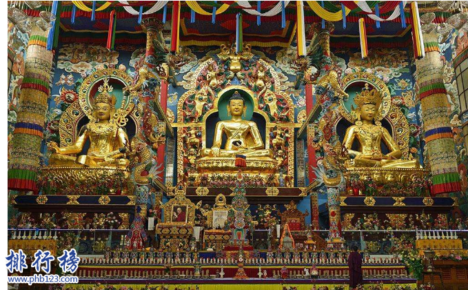 　　导语：佛教至今已经有2000多年的历史了刚开始是由古印度王子乔达摩·悉达多创立的，他属于释迦族所以又被称为释迦牟尼，现在西方国家普遍认为印度是佛教的起源之地。根据《圣地咱日山秘籍》的记载排行榜123网小编为大家盘点了世界佛教二十四圣地，一起来看看吧!  　　世界佛教二十四圣地  　　1.五台山  　　2.印度的金刚座  　　3.卡瓦雪山  　　4.西藏长寿山  　　5.布达拉  　　6.杂日山  　　7.冈底斯山  　　8.峨眉山  　　9.藏地十三女护法  　　10.印度咱曲忠  　　11.就俄作青东让  　　12.三座怙主雪山  　　13.玛乡岗山  　　14.九峰金刚山  　　15.平波忠昂  　　16.印度玛日七兄弟  　　17.北部下游的平青奔巴  　　18.山南雅拉香波  　　19.岗波甲拉达波  　　20.日堆龙楚朴扎堆  　　21.是头革美日  　　22.内地鸡足山  　　23.日夏岗奔巴  　　24.卫藏四翼  　　古印度二十四境  　　1.布利若马来亚  　　2.热买哈日  　　3.札兰达热  　　4.阿热乌达  　　5.郭达瓦日  　　6.窝支亚那  　　7.戴维郭底日  　　8.马拿瓦  　　9.嘎对玛如巴  　　10.敦萨拉  　　11.底日厦古勤  　　12.窝底日  　　13.嘎陵迦  　　14.兰巴嘎  　　15.甘滋  　　16.希马拉维  　　17.白热达  　　18.吉利哈代瓦达  　　19.索热卡热  　　20.苏宛那底巴  　　21.那格热  　　22.信度  　　23.姑鲁达  　　24.玛如  　　据说这24境是密宗本尊胜乐金刚行化之处为于须弥山的中间有的在天上有的在人间摩羯陀国。这些属于神话中的天龙鬼怪的世界，金刚教化众生以法力来跟他们讲密经让他们皈依佛门。  　　附藏传佛教二十四圣地  　　1.扎什伦布寺  　　2.萨迦寺  　　3.白居寺  　　4.雍和宫  　　5.绒布寺  　　6.甘丹寺  　　7.桑耶寺  　　8.夏鲁寺  　　9.文都寺  　　10.吾屯下寺  　　11.孝登寺  　　12.布久喇嘛林  　　13.夏炎寺  　　14.托林寺  　　15.热振寺  　　16.纳木错  　　17.塔尔寺  　　18.大昭寺  　　19.布达拉宫  　　20.雍布拉康  　　21.昌珠寺  　　22.八蚌寺  　　23.隆德寺  　　24.冈仁波齐峰  　　结语：以上就是排行榜123网小编为大家盘点的世界佛教二十四圣地，小编附加整理了另外2个佛教圣地古印度二十四境和藏传佛教二十四圣地仅供大家参考。