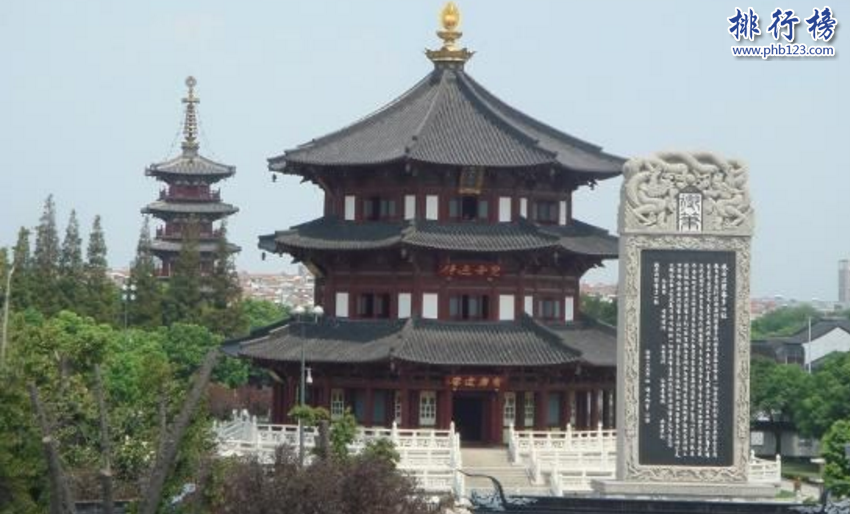 　　导语：中国佛教文化源远流长历史悠久，留下了很多历史古文化建筑遗迹其中最知名的四个寺庙是少林寺、白马寺、灵隐寺、寒山寺等今天排行榜123网盘点了中国四大名寺排名和介绍一起来看看。  　　中国四大名寺：嵩山少林寺、洛阳市白马寺、杭州市灵隐寺、苏州市寒山寺  　　四、苏州市寒山寺  　　寒山寺位于苏州市姑苏区，创立于公元前502年间，之前的名字叫妙利普明塔院，到了唐代贞观年间这里有很多知名的高僧于是就重新修建改名为寒山寺。已经有1000多年的历史曾多次遭到烧毁第二次重建于清代光绪年间，被称为中国四大名寺之一这里有张继诗的石刻碑文以及寒山和文徵明、唐伯虎所书碑文残片等文化遗迹。  　　三、杭州市灵隐寺  　　灵隐寺又称云林寺位于浙江杭州市，创立于东晋咸和元年这里的开山祖师是印度僧人慧理和尚。灵隐寺主要的建筑群有大雄宝殿、药师殿、法堂等另外还有罗汉堂以及济公殿、大悲楼等多个建筑群体组成，现在由方丈大师光泉法师掌管历史文化悠久有江南禅宗的美誉。  　　二、洛阳市白马寺  　　白马寺位于河南洛阳市洛龙区，创建于东汉永平十一年在中国四大名寺中是最古老的一座寺庙至今已经有1900多年的历史现在保存完好的古文化遗迹有佛殿、钟鼓楼、六祖殿、碑刻、许愿井等多个景点另外还保存了如三世佛、二天将、十八罗汉等十分尊贵。白马寺被国家评选为汉传佛教重点寺院成为国家的重点文物保护单位。  　　一、嵩山少林寺  　　少林寺大家最熟悉不过了中国四大名寺之一，很早就听闻少年功夫名扬天下。少林寺位于河南郑州登封市嵩山底下，创建于北魏时期是孝文帝安置印度高僧跋陀尊者的地方，来这里主要参观的景点有钟楼鼓楼、千佛殿、初祖庵、塔林、藏经阁等。  　　结语：以上就是排行榜123网小编为大家盘点的中国四大名寺，这些寺庙是世界著名的佛教寺院在史上有很重要的地位，几乎无人不知。