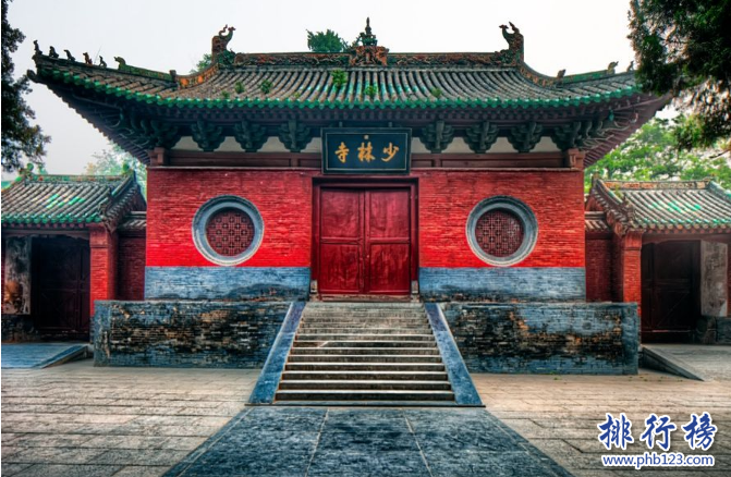 　　导语：中国佛教文化源远流长历史悠久，留下了很多历史古文化建筑遗迹其中最知名的四个寺庙是少林寺、白马寺、灵隐寺、寒山寺等今天排行榜123网盘点了中国四大名寺排名和介绍一起来看看。  　　中国四大名寺：嵩山少林寺、洛阳市白马寺、杭州市灵隐寺、苏州市寒山寺  　　四、苏州市寒山寺  　　寒山寺位于苏州市姑苏区，创立于公元前502年间，之前的名字叫妙利普明塔院，到了唐代贞观年间这里有很多知名的高僧于是就重新修建改名为寒山寺。已经有1000多年的历史曾多次遭到烧毁第二次重建于清代光绪年间，被称为中国四大名寺之一这里有张继诗的石刻碑文以及寒山和文徵明、唐伯虎所书碑文残片等文化遗迹。  　　三、杭州市灵隐寺  　　灵隐寺又称云林寺位于浙江杭州市，创立于东晋咸和元年这里的开山祖师是印度僧人慧理和尚。灵隐寺主要的建筑群有大雄宝殿、药师殿、法堂等另外还有罗汉堂以及济公殿、大悲楼等多个建筑群体组成，现在由方丈大师光泉法师掌管历史文化悠久有江南禅宗的美誉。  　　二、洛阳市白马寺  　　白马寺位于河南洛阳市洛龙区，创建于东汉永平十一年在中国四大名寺中是最古老的一座寺庙至今已经有1900多年的历史现在保存完好的古文化遗迹有佛殿、钟鼓楼、六祖殿、碑刻、许愿井等多个景点另外还保存了如三世佛、二天将、十八罗汉等十分尊贵。白马寺被国家评选为汉传佛教重点寺院成为国家的重点文物保护单位。  　　一、嵩山少林寺  　　少林寺大家最熟悉不过了中国四大名寺之一，很早就听闻少年功夫名扬天下。少林寺位于河南郑州登封市嵩山底下，创建于北魏时期是孝文帝安置印度高僧跋陀尊者的地方，来这里主要参观的景点有钟楼鼓楼、千佛殿、初祖庵、塔林、藏经阁等。  　　结语：以上就是排行榜123网小编为大家盘点的中国四大名寺，这些寺庙是世界著名的佛教寺院在史上有很重要的地位，几乎无人不知。