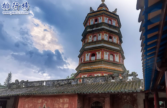 　　导语：中国有很多古文化寺庙，人们为了心理的一个美好的愿望而去寺庙游览、谟拜。在广东有很多这样的寺庙有很多港台同胞经常过来跪拜。今天排行榜123网小编为大家盘点了广东四大名寺介绍一起来了解一下吧!  　　广东四大名寺：广州光孝寺、潮州开元寺、肇庆庆云寺、韶关南华寺  　　四、韶关南华寺  　　韶关南华寺位于广东韶关市曲江区马坝镇，是南宗禅法的发源地。创建于南北朝梁武帝天监元年间，经历了南北朝和宋朝等几个时期发展至今这里主要的佛教建筑物有曹溪门、放生池、藏经阁、灵照塔、六祖殿等6组殿堂组成的1983年被评选为国家重点寺庙。  　　三、肇庆庆云寺  　　肇庆庆云寺位于鼎湖山风景名胜区创建于清朝初年当时这里有800多个僧人成为肇庆最大的一个寺庙，曾多次因为战争被焚之后又重建，慈禧太后60岁寿辰的时候赐予该寺庙龙藏经这里收藏了很多名作以及文物。1983年被国务院评选为国家红点寺庙之一。  　　二、潮州开元寺  　　元寺位于广东省潮州市开元路，之前名字叫荔峰寺唐朝开元盛世年间李隆基命人修建的一座寺庙取名为开元寺，经历了宋、元、明、清各个朝代的建筑艺术曾经被破坏之后重新修建这里环境开阔文物众多，闻名于海内外有很多港澳同胞来这里祭拜。  　　一、广州光孝寺  　　光孝寺位于广州市越秀区光孝路北端近净慧路。创建于梁朝已经有几千年的历史，在广东四大名寺中是最知名规模最大的一个寺庙这里的建筑极为罕见而东铁塔是国内保存最古老最完整的一座精美的铁塔。是中国和印度佛教文化交流的策源地。  　　结语：以上就是排行榜123网小编为大家盘点的广东四大名寺，这些寺庙已经有几千年的历史经历了好几个朝代的演变至今成为国家重点文物保护单位。