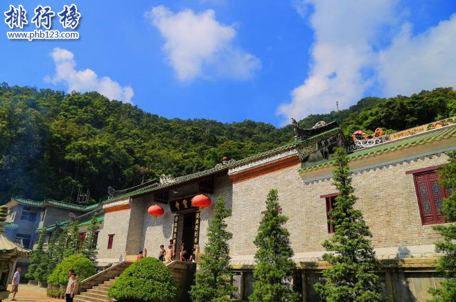 　　导语：中国有很多古文化寺庙，人们为了心理的一个美好的愿望而去寺庙游览、谟拜。在广东有很多这样的寺庙有很多港台同胞经常过来跪拜。今天排行榜123网小编为大家盘点了广东四大名寺介绍一起来了解一下吧!  　　广东四大名寺：广州光孝寺、潮州开元寺、肇庆庆云寺、韶关南华寺  　　四、韶关南华寺  　　韶关南华寺位于广东韶关市曲江区马坝镇，是南宗禅法的发源地。创建于南北朝梁武帝天监元年间，经历了南北朝和宋朝等几个时期发展至今这里主要的佛教建筑物有曹溪门、放生池、藏经阁、灵照塔、六祖殿等6组殿堂组成的1983年被评选为国家重点寺庙。  　　三、肇庆庆云寺  　　肇庆庆云寺位于鼎湖山风景名胜区创建于清朝初年当时这里有800多个僧人成为肇庆最大的一个寺庙，曾多次因为战争被焚之后又重建，慈禧太后60岁寿辰的时候赐予该寺庙龙藏经这里收藏了很多名作以及文物。1983年被国务院评选为国家红点寺庙之一。  　　二、潮州开元寺  　　元寺位于广东省潮州市开元路，之前名字叫荔峰寺唐朝开元盛世年间李隆基命人修建的一座寺庙取名为开元寺，经历了宋、元、明、清各个朝代的建筑艺术曾经被破坏之后重新修建这里环境开阔文物众多，闻名于海内外有很多港澳同胞来这里祭拜。  　　一、广州光孝寺  　　光孝寺位于广州市越秀区光孝路北端近净慧路。创建于梁朝已经有几千年的历史，在广东四大名寺中是最知名规模最大的一个寺庙这里的建筑极为罕见而东铁塔是国内保存最古老最完整的一座精美的铁塔。是中国和印度佛教文化交流的策源地。  　　结语：以上就是排行榜123网小编为大家盘点的广东四大名寺，这些寺庙已经有几千年的历史经历了好几个朝代的演变至今成为国家重点文物保护单位。