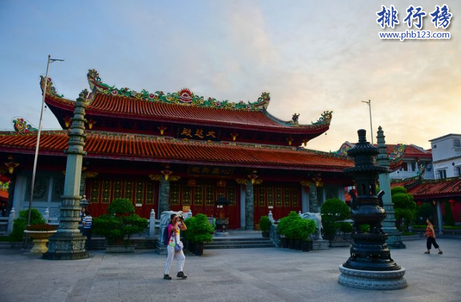 　　导语：中国有很多古文化寺庙，人们为了心理的一个美好的愿望而去寺庙游览、谟拜。在广东有很多这样的寺庙有很多港台同胞经常过来跪拜。今天排行榜123网小编为大家盘点了广东四大名寺介绍一起来了解一下吧!  　　广东四大名寺：广州光孝寺、潮州开元寺、肇庆庆云寺、韶关南华寺  　　四、韶关南华寺  　　韶关南华寺位于广东韶关市曲江区马坝镇，是南宗禅法的发源地。创建于南北朝梁武帝天监元年间，经历了南北朝和宋朝等几个时期发展至今这里主要的佛教建筑物有曹溪门、放生池、藏经阁、灵照塔、六祖殿等6组殿堂组成的1983年被评选为国家重点寺庙。  　　三、肇庆庆云寺  　　肇庆庆云寺位于鼎湖山风景名胜区创建于清朝初年当时这里有800多个僧人成为肇庆最大的一个寺庙，曾多次因为战争被焚之后又重建，慈禧太后60岁寿辰的时候赐予该寺庙龙藏经这里收藏了很多名作以及文物。1983年被国务院评选为国家红点寺庙之一。  　　二、潮州开元寺  　　元寺位于广东省潮州市开元路，之前名字叫荔峰寺唐朝开元盛世年间李隆基命人修建的一座寺庙取名为开元寺，经历了宋、元、明、清各个朝代的建筑艺术曾经被破坏之后重新修建这里环境开阔文物众多，闻名于海内外有很多港澳同胞来这里祭拜。  　　一、广州光孝寺  　　光孝寺位于广州市越秀区光孝路北端近净慧路。创建于梁朝已经有几千年的历史，在广东四大名寺中是最知名规模最大的一个寺庙这里的建筑极为罕见而东铁塔是国内保存最古老最完整的一座精美的铁塔。是中国和印度佛教文化交流的策源地。  　　结语：以上就是排行榜123网小编为大家盘点的广东四大名寺，这些寺庙已经有几千年的历史经历了好几个朝代的演变至今成为国家重点文物保护单位。