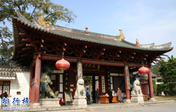 　　导语：中国有很多古文化寺庙，人们为了心理的一个美好的愿望而去寺庙游览、谟拜。在广东有很多这样的寺庙有很多港台同胞经常过来跪拜。今天排行榜123网小编为大家盘点了广东四大名寺介绍一起来了解一下吧!  　　广东四大名寺：广州光孝寺、潮州开元寺、肇庆庆云寺、韶关南华寺  　　四、韶关南华寺  　　韶关南华寺位于广东韶关市曲江区马坝镇，是南宗禅法的发源地。创建于南北朝梁武帝天监元年间，经历了南北朝和宋朝等几个时期发展至今这里主要的佛教建筑物有曹溪门、放生池、藏经阁、灵照塔、六祖殿等6组殿堂组成的1983年被评选为国家重点寺庙。  　　三、肇庆庆云寺  　　肇庆庆云寺位于鼎湖山风景名胜区创建于清朝初年当时这里有800多个僧人成为肇庆最大的一个寺庙，曾多次因为战争被焚之后又重建，慈禧太后60岁寿辰的时候赐予该寺庙龙藏经这里收藏了很多名作以及文物。1983年被国务院评选为国家红点寺庙之一。  　　二、潮州开元寺  　　元寺位于广东省潮州市开元路，之前名字叫荔峰寺唐朝开元盛世年间李隆基命人修建的一座寺庙取名为开元寺，经历了宋、元、明、清各个朝代的建筑艺术曾经被破坏之后重新修建这里环境开阔文物众多，闻名于海内外有很多港澳同胞来这里祭拜。  　　一、广州光孝寺  　　光孝寺位于广州市越秀区光孝路北端近净慧路。创建于梁朝已经有几千年的历史，在广东四大名寺中是最知名规模最大的一个寺庙这里的建筑极为罕见而东铁塔是国内保存最古老最完整的一座精美的铁塔。是中国和印度佛教文化交流的策源地。  　　结语：以上就是排行榜123网小编为大家盘点的广东四大名寺，这些寺庙已经有几千年的历史经历了好几个朝代的演变至今成为国家重点文物保护单位。