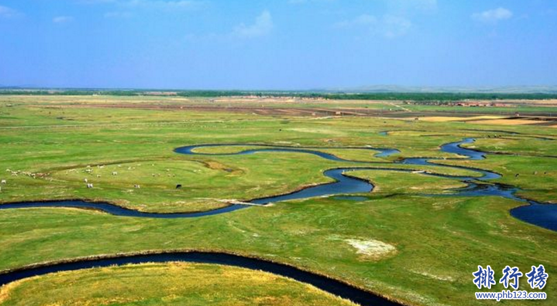 　　导语：平原指的是地面比较平坦起伏很小的一大块区域，主要是在长江湖泊两岸以及有海的地区，中国有有好几个省市都是平原地貌。今天排行榜123网小编为大家盘点了中国三大平原，一起来了解一下吧!  　　中国三大平原：东北平原、长江中下游平原、华北平原  　　三、华北平原  　　华北平原又称黄淮海平原是中国东部大平原的重要组成部分。东临渤海和黄海跨越了北京、江苏、山东等7个省市面积大约30万平方千米。整个平原的地形比较平坦河流湖泊很多，交通现在比较发达城市的经济发展很快是中国的政治、文化、经济中心其中北京位于太平原的北部。  　　二、长江中下游平原  　　长江中下游平原是指长江三峡以东的中下游沿岸带状平原。是中国三大平原之一彼此有很大很高的山相隔以长江相连位于湖北、安徽、江苏、上海等省市比较适合种植水稻有鱼米之乡的美誉，北接淮阳山，南接江南丘陵地势低平，其中包括湖北江汉平原、湖南洞庭湖平原等两湖平原。  　　一、东北平原  　　东北平原又称松辽平原在中国三大平原中是最大的一个平原，位于东北地区总面积约35万平方公里，东西两边分别是长白山地和大兴安岭山地。北部是小兴安岭山地以及南端濒辽东湾，其中分为松嫩平原、辽河平原以及三江平原等三大块这里土地肥沃适合种粮食，是我们盛产粮食的重要地区。  　　结语：以上就是排行榜123网小编为大家盘点的中国三大平原，这些平原遍布几个省市地理位置很好适合种植水稻以及发展渔业有鱼米之乡的美誉。