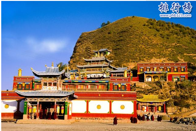 　　导语：说起青海我们可能会想到青藏高原，都市的生活压力大难免想找一个清静的地方游览、祈愿、谟拜等，青海有很多寺庙但是你可能不知道比较著名的是哪几个寺庙吧?排行榜123网小编为大家盘点了青海四大名寺，请看正文详细了解。  　　青海四大名寺:夏琼寺、佑宁寺、广惠寺、却藏寺  　　四、却藏寺  　　却藏寺又称却藏具喜不变洲，位于青海省互助土族自治县城这里寺院周围都是两山环保感觉像是盘龙绕卧环境优美。起源于乾隆三十年赐予广教寺匾牌建筑群体雄伟壮观其中具有代表性的建筑物是释迦千佛殿这座殿总共有3层屋里面都是装饰镀金铜所以又被称为金瓦殿，另外还有金塔、金灯等佛教文物这里经常举行学法、祈愿、拜佛活动热闹异常。  　　三、广惠寺  　　广惠寺又称赞波具喜圣教洲位于西宁大通县东峡乡衙门庄村北侧创建于清顺治七年，创建人是西藏哲蚌寺喇嘛端智嘉措经历过衰落，光绪初又重新修建了僧舍500间以及大经堂厢房、两座宝塔等十分的雄伟壮观，是青海四大名寺之一这里环境优美四季常青。  　　二、佑宁寺  　　佑宁寺是青海规模最大、历史最悠久的一个藏传佛教寺院位于青海省海东市，始建于雍正十年当时雍正帝赐名佑宁寺这里有20多个活佛其中包括却藏、王佛等五大囊活佛这里著名的景点有小经堂、大经堂、弥勒殿等属于省级文物保护单位。  　　一、夏琼寺  　　夏琼寺创建于1349年在青海四大名寺中是最古老的一个寺院，创建人是曲结顿珠仁钦。这里著名的景观有格鲁派寺院、显宗学院等古建筑群体，还修建了妙音菩萨殿、阿底峡殿、金刚佛殿、煨桑殿、地藏菩萨殿等11个殿堂建筑风格很庄严大方看起来气势磅礴。  　　结语：以上就是排行榜123网小编为大家盘点的青海四大名寺，这些寺庙属于佛教文化之地已经有很多年的历史。