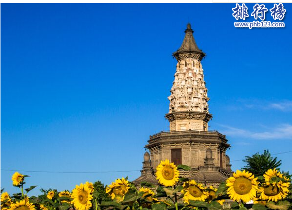 　　导语：说起青海我们可能会想到青藏高原，都市的生活压力大难免想找一个清静的地方游览、祈愿、谟拜等，青海有很多寺庙但是你可能不知道比较著名的是哪几个寺庙吧?排行榜123网小编为大家盘点了青海四大名寺，请看正文详细了解。  　　青海四大名寺:夏琼寺、佑宁寺、广惠寺、却藏寺  　　四、却藏寺  　　却藏寺又称却藏具喜不变洲，位于青海省互助土族自治县城这里寺院周围都是两山环保感觉像是盘龙绕卧环境优美。起源于乾隆三十年赐予广教寺匾牌建筑群体雄伟壮观其中具有代表性的建筑物是释迦千佛殿这座殿总共有3层屋里面都是装饰镀金铜所以又被称为金瓦殿，另外还有金塔、金灯等佛教文物这里经常举行学法、祈愿、拜佛活动热闹异常。  　　三、广惠寺  　　广惠寺又称赞波具喜圣教洲位于西宁大通县东峡乡衙门庄村北侧创建于清顺治七年，创建人是西藏哲蚌寺喇嘛端智嘉措经历过衰落，光绪初又重新修建了僧舍500间以及大经堂厢房、两座宝塔等十分的雄伟壮观，是青海四大名寺之一这里环境优美四季常青。  　　二、佑宁寺  　　佑宁寺是青海规模最大、历史最悠久的一个藏传佛教寺院位于青海省海东市，始建于雍正十年当时雍正帝赐名佑宁寺这里有20多个活佛其中包括却藏、王佛等五大囊活佛这里著名的景点有小经堂、大经堂、弥勒殿等属于省级文物保护单位。  　　一、夏琼寺  　　夏琼寺创建于1349年在青海四大名寺中是最古老的一个寺院，创建人是曲结顿珠仁钦。这里著名的景观有格鲁派寺院、显宗学院等古建筑群体，还修建了妙音菩萨殿、阿底峡殿、金刚佛殿、煨桑殿、地藏菩萨殿等11个殿堂建筑风格很庄严大方看起来气势磅礴。  　　结语：以上就是排行榜123网小编为大家盘点的青海四大名寺，这些寺庙属于佛教文化之地已经有很多年的历史。