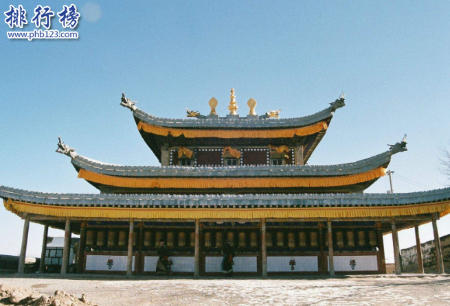 　　导语：说起青海我们可能会想到青藏高原，都市的生活压力大难免想找一个清静的地方游览、祈愿、谟拜等，青海有很多寺庙但是你可能不知道比较著名的是哪几个寺庙吧?排行榜123网小编为大家盘点了青海四大名寺，请看正文详细了解。  　　青海四大名寺:夏琼寺、佑宁寺、广惠寺、却藏寺  　　四、却藏寺  　　却藏寺又称却藏具喜不变洲，位于青海省互助土族自治县城这里寺院周围都是两山环保感觉像是盘龙绕卧环境优美。起源于乾隆三十年赐予广教寺匾牌建筑群体雄伟壮观其中具有代表性的建筑物是释迦千佛殿这座殿总共有3层屋里面都是装饰镀金铜所以又被称为金瓦殿，另外还有金塔、金灯等佛教文物这里经常举行学法、祈愿、拜佛活动热闹异常。  　　三、广惠寺  　　广惠寺又称赞波具喜圣教洲位于西宁大通县东峡乡衙门庄村北侧创建于清顺治七年，创建人是西藏哲蚌寺喇嘛端智嘉措经历过衰落，光绪初又重新修建了僧舍500间以及大经堂厢房、两座宝塔等十分的雄伟壮观，是青海四大名寺之一这里环境优美四季常青。  　　二、佑宁寺  　　佑宁寺是青海规模最大、历史最悠久的一个藏传佛教寺院位于青海省海东市，始建于雍正十年当时雍正帝赐名佑宁寺这里有20多个活佛其中包括却藏、王佛等五大囊活佛这里著名的景点有小经堂、大经堂、弥勒殿等属于省级文物保护单位。  　　一、夏琼寺  　　夏琼寺创建于1349年在青海四大名寺中是最古老的一个寺院，创建人是曲结顿珠仁钦。这里著名的景观有格鲁派寺院、显宗学院等古建筑群体，还修建了妙音菩萨殿、阿底峡殿、金刚佛殿、煨桑殿、地藏菩萨殿等11个殿堂建筑风格很庄严大方看起来气势磅礴。  　　结语：以上就是排行榜123网小编为大家盘点的青海四大名寺，这些寺庙属于佛教文化之地已经有很多年的历史。