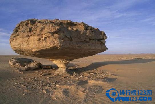 尼日尔泰内雷沙漠平衡石